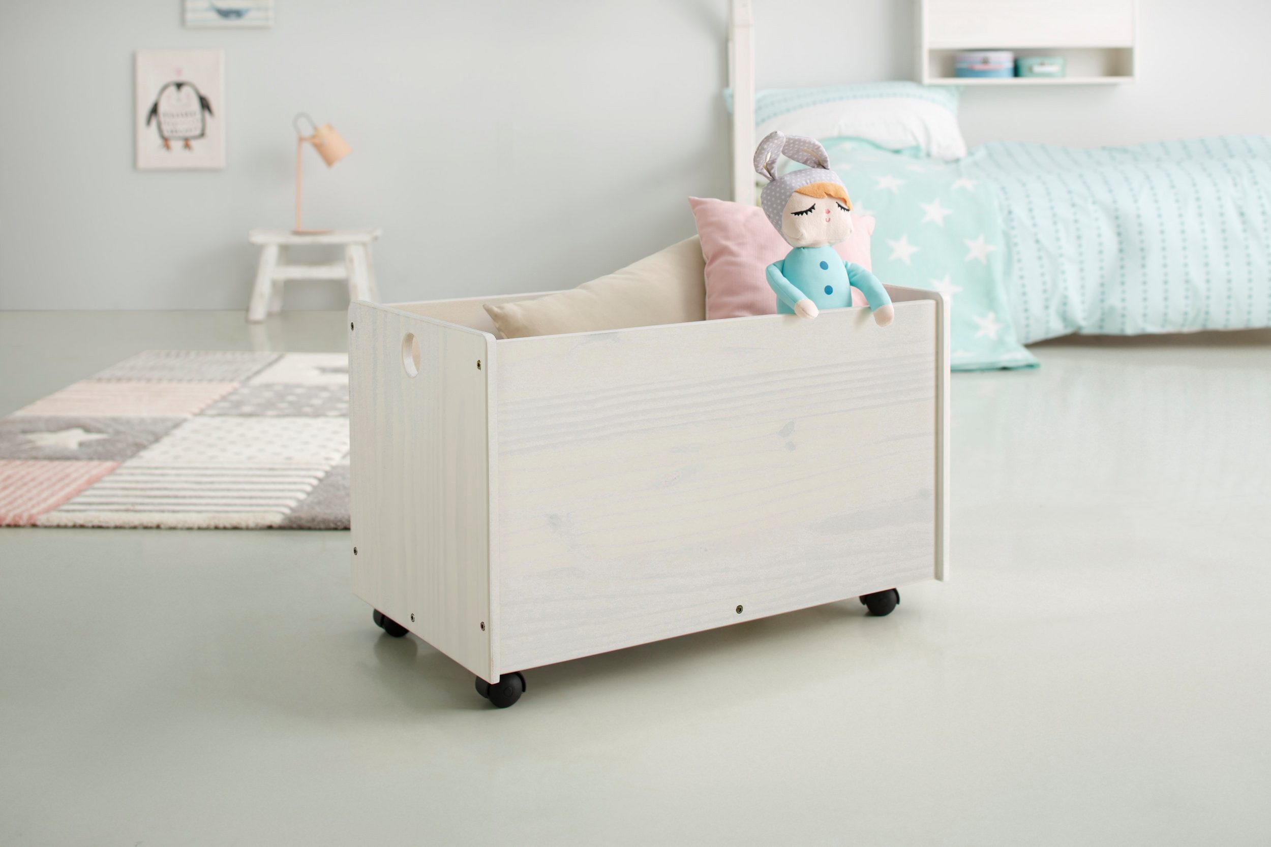 loft24 Spielzeugtruhe Allie - Truhe Holztruhe Kiste Rollcontainer Aufbewahrungsbox, Kiefer Massivholz, Landhausstil, mit Rollen