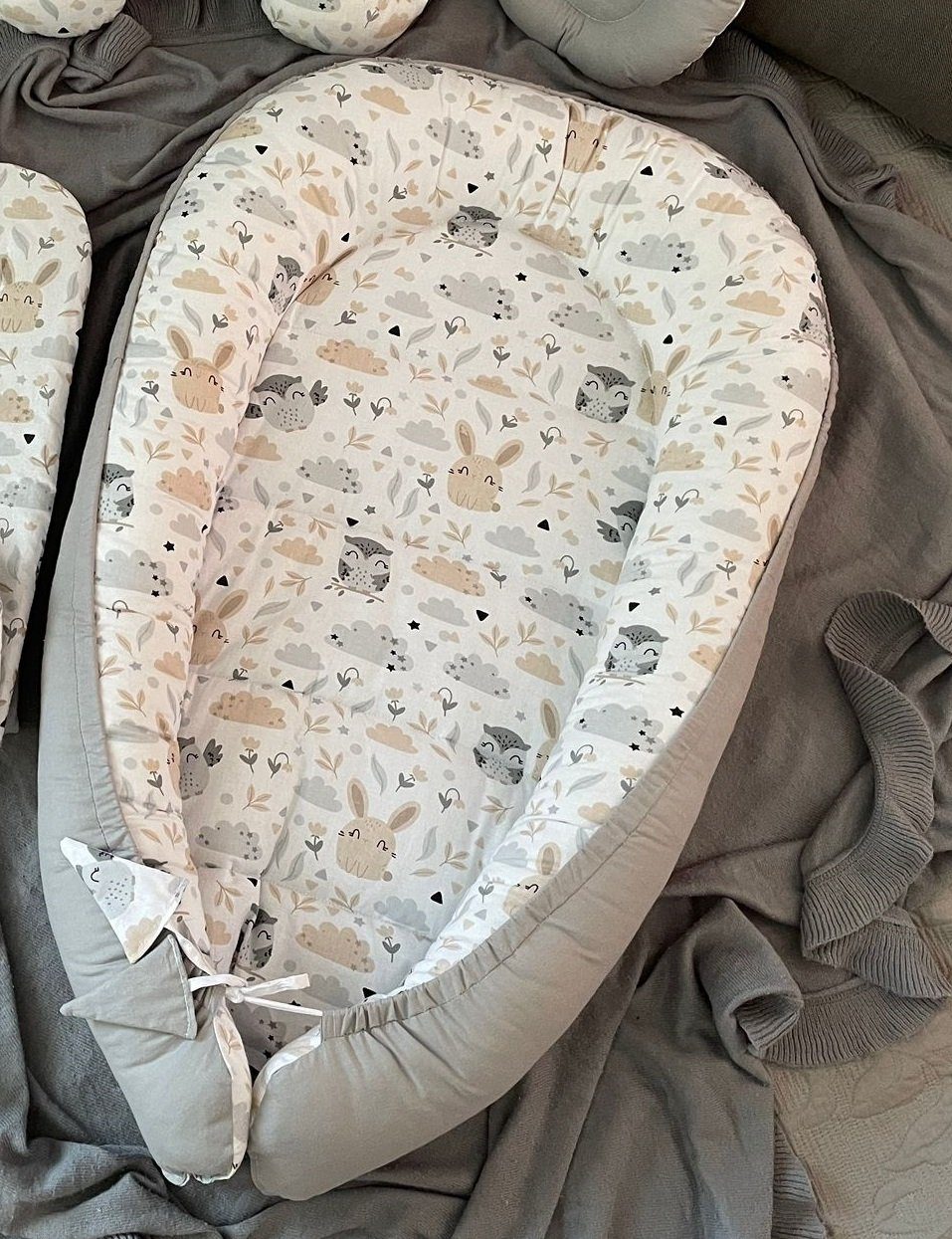 Loolay Bettnestchen BIO BAUMWOLLE BABYNEST Babykokon Neugeborene Babyaustattung SET, (4 Jahreszeiten Kuschelnest Reisebett SOLO/ o. im Premium SETS, 1-tlg., MUSTER: HASE Beige/ GRAU Nestchen 100% Baumwolle), LOOLAY® - 100% Europäische Stoffe und Kleinserien-Nähen!