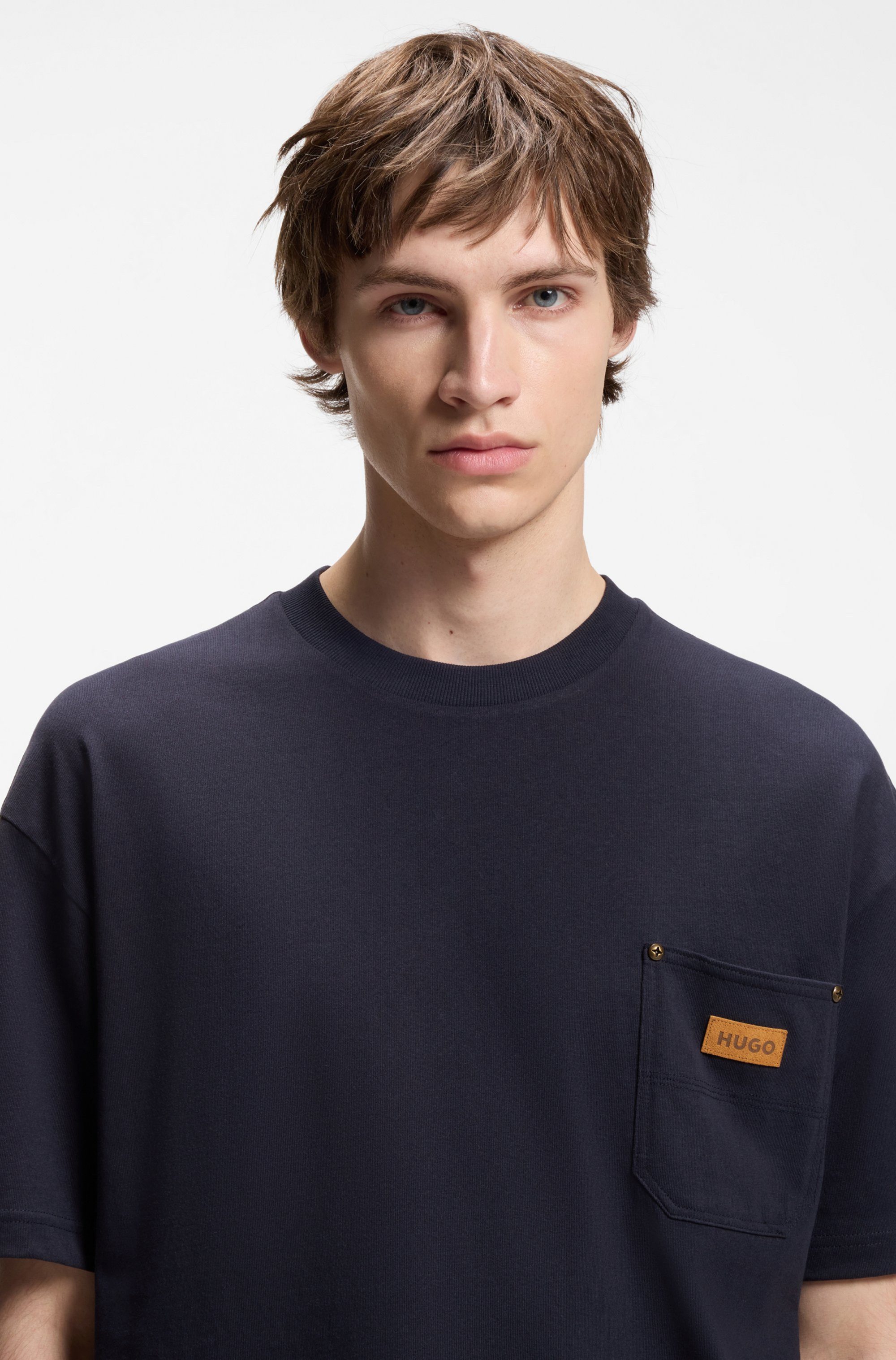 HUGO T-Shirt Nevado Brusttasche, reine Baumwolle, Logo?Badge aus Veloursleder
