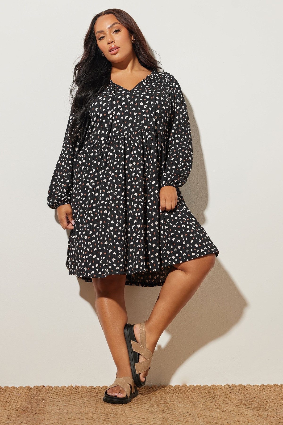 Stil Diva Minikleid Minikleid aus Crinkle-Stoff mit V-Ausschnitt und langen Ärmeln in Über