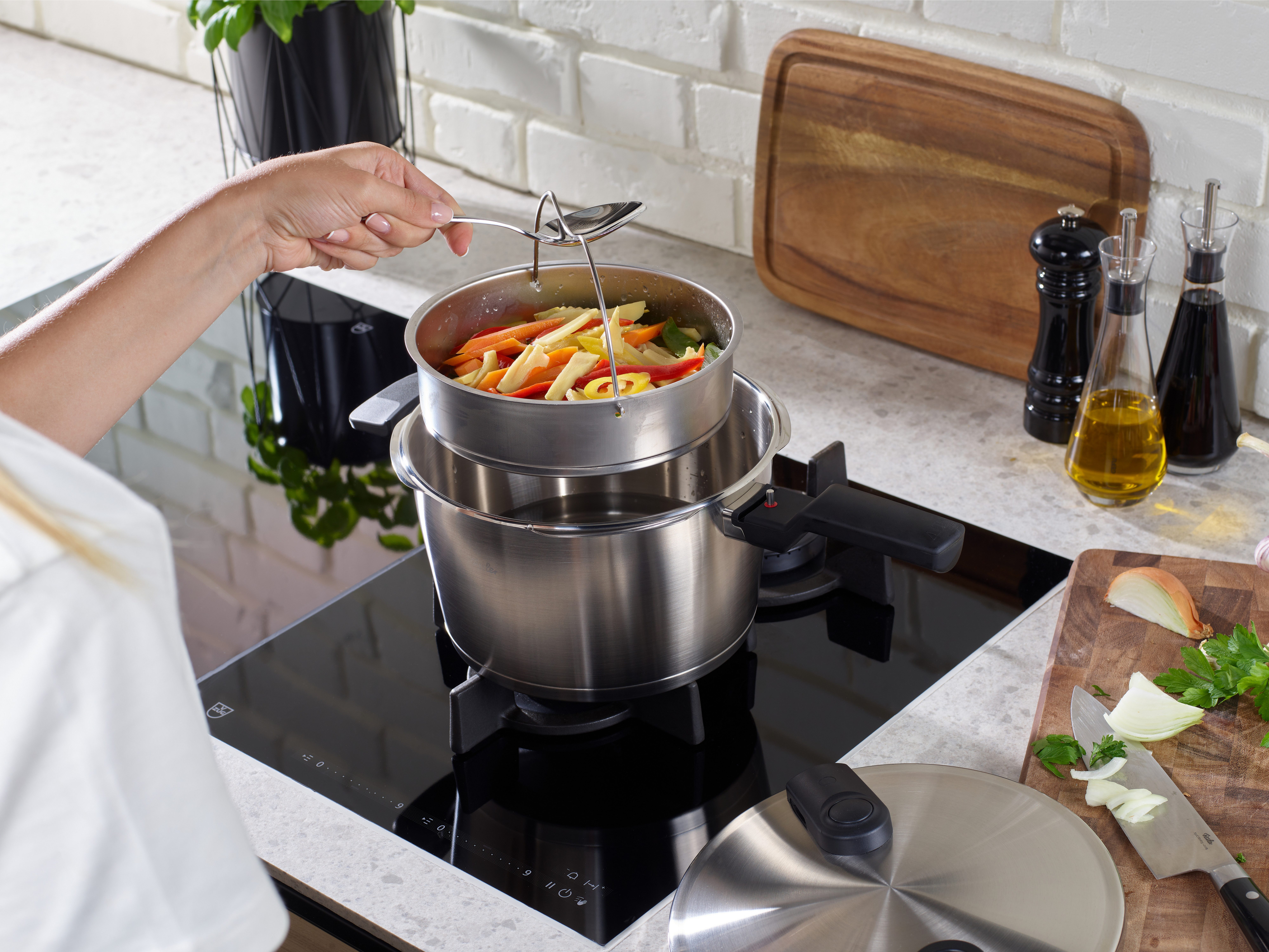 Fissler Schnellkochtopf Vitaquick® Premium, Edelstahl 18/10 (3-tlg., 1 Schnellkochtopf 3,5 L, 1 Metalldeckel, 1 Dünsteinsatz), Made in Germany, mit gelochtem Einsatz