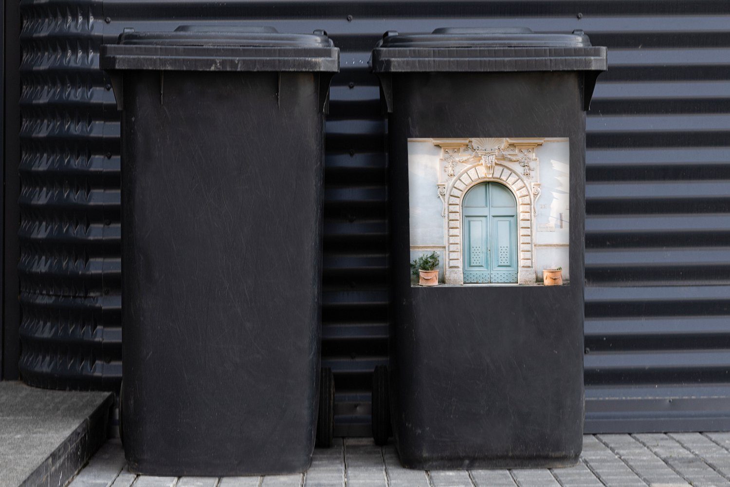 Architektur (1 MuchoWow Wandsticker - - Abfalbehälter - Mülleimer-aufkleber, Mülltonne, Sticker, Container, St), Tür Blau Haus