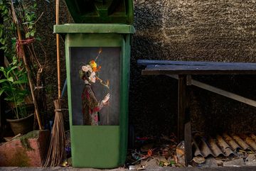 MuchoWow Wandsticker Blumen - Frau - Kranz (1 St), Mülleimer-aufkleber, Mülltonne, Sticker, Container, Abfalbehälter