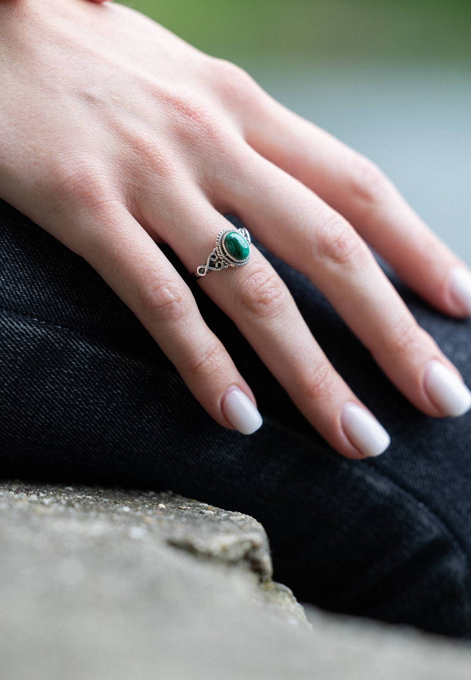 mantraroma Silberring BAGHIMI oval aus 925 Silber mit Malachit (Ring mit Schmuckbeutel), Damenring aus 925er Silber