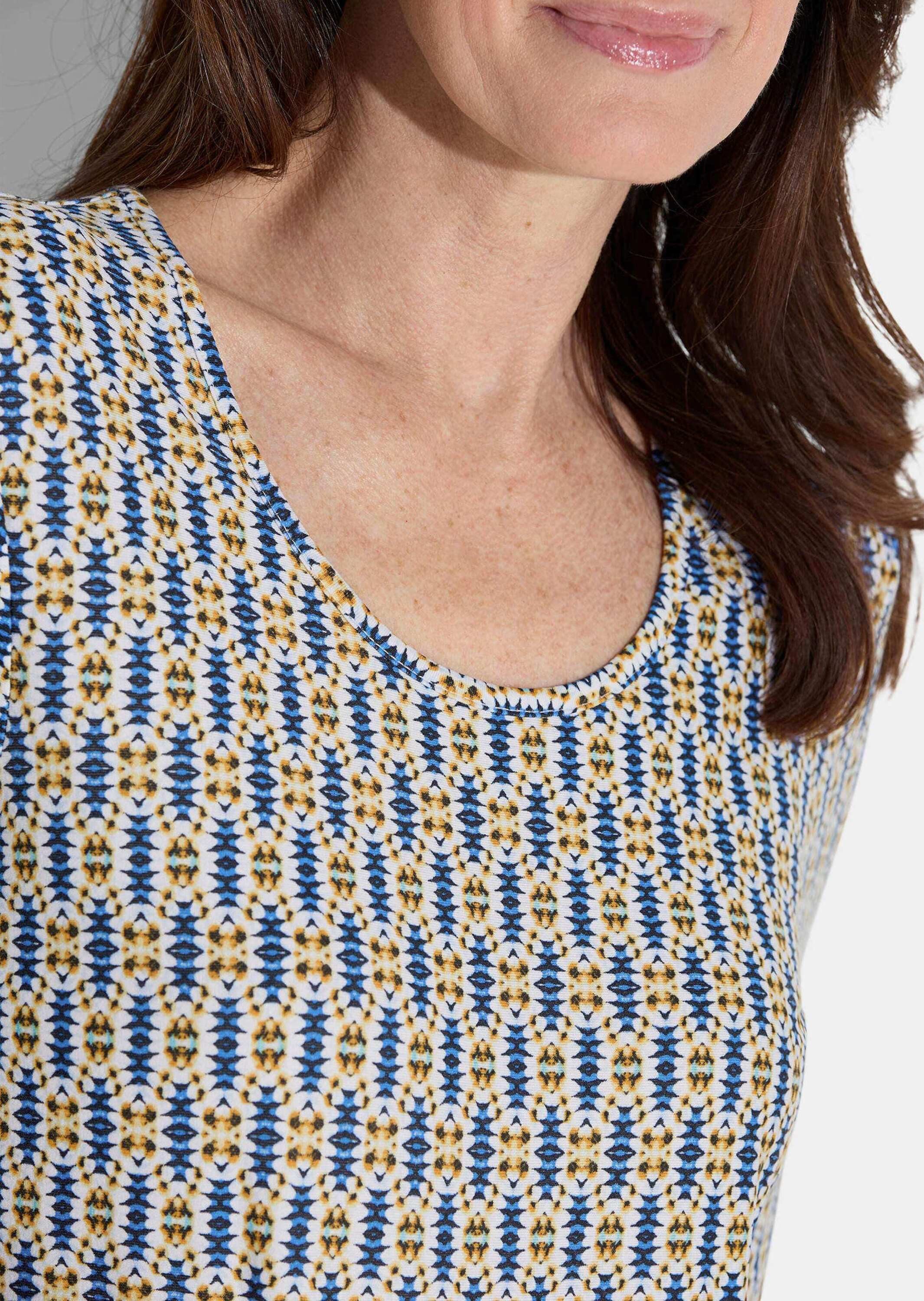 GOLDNER T-Shirt Kurzgröße: Druckshirt mit Ethno-Design Stilvolles Viskoseshirt Rundhalsausschnitt und Halbarm – Bild 3 von 4