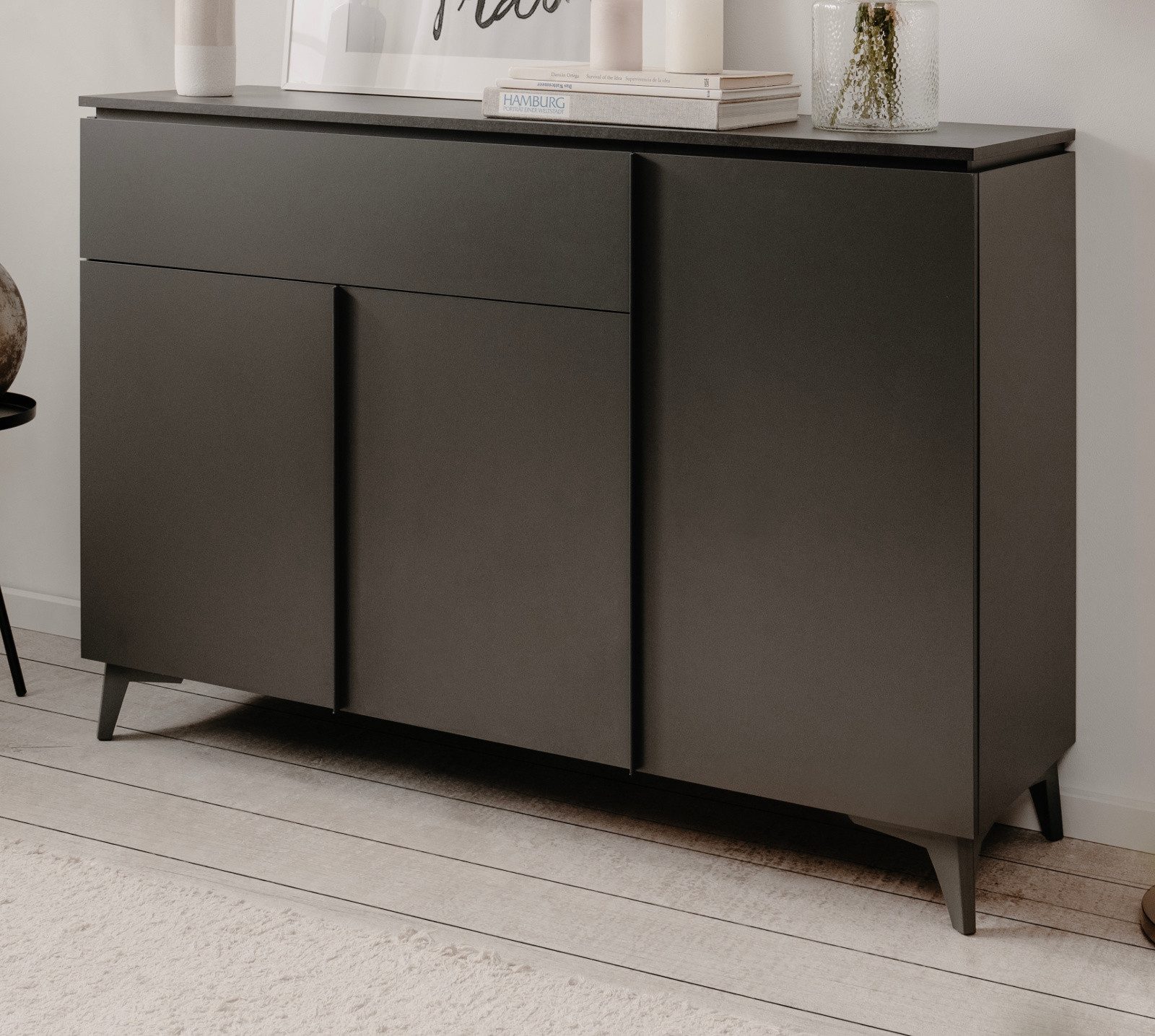 Finori Sideboard Visby (Kommode in grau, 3-türig, 133 x 92 cm), mit Schiefer