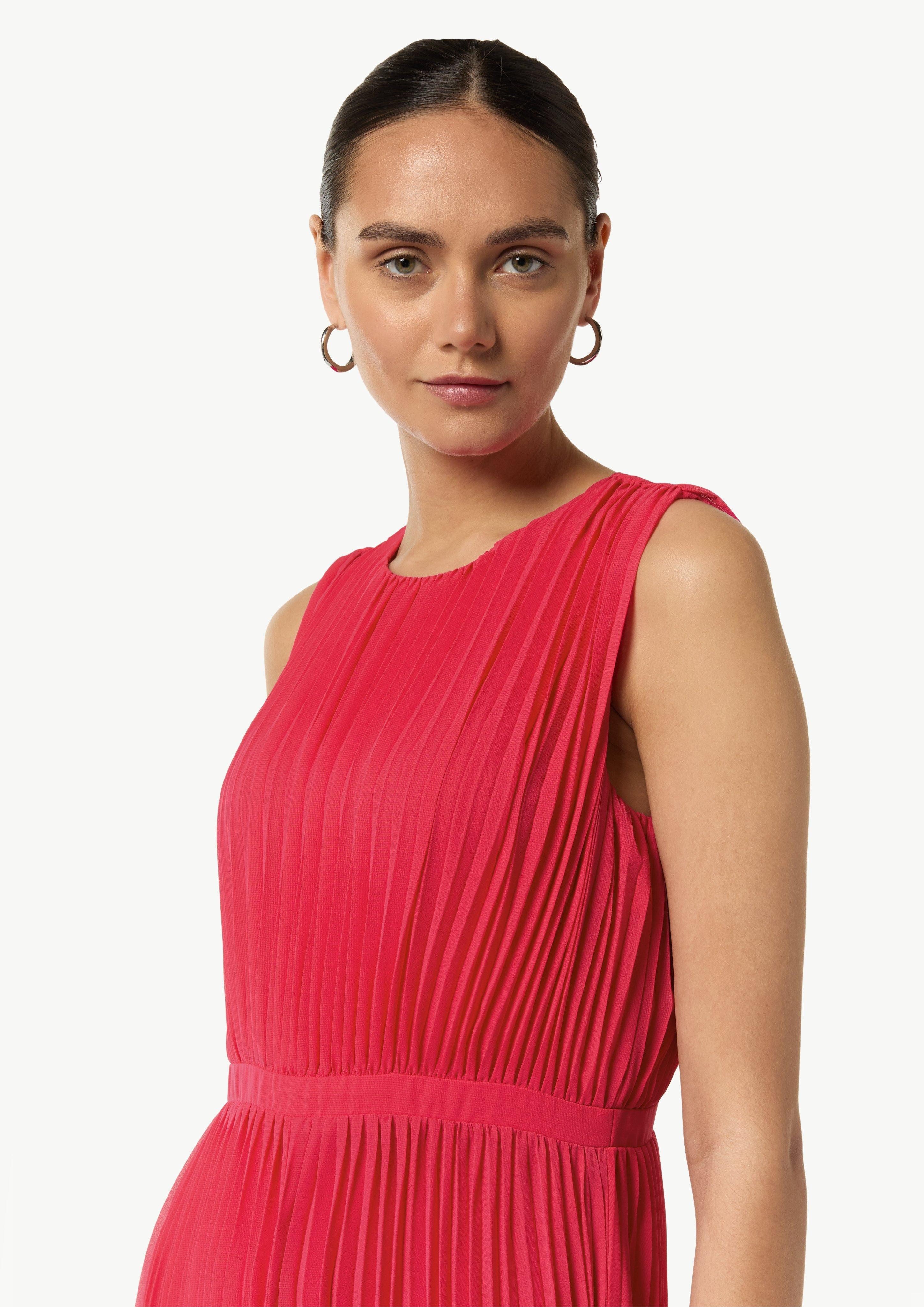comma Maxikleid Plissiertes Maxi-Kleid mit Rundhalsausschnitt günstig online kaufen