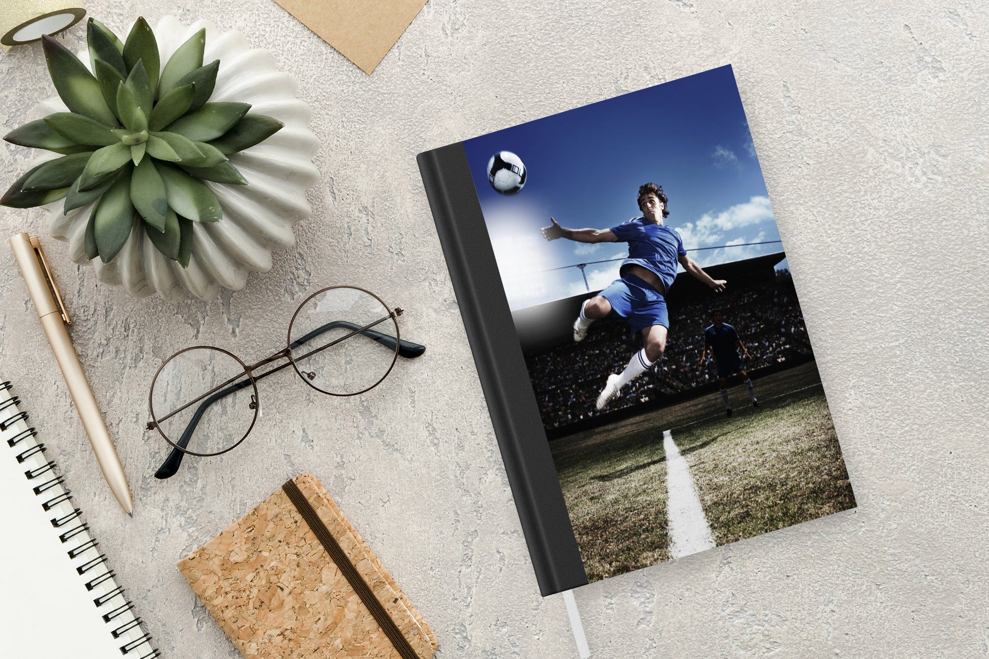 MuchoWow Notizbuch Fußballspieler macht einen Seiten, Notizheft, Tagebuch, Merkzettel, A5, 98 Haushaltsbuch Volley, Journal