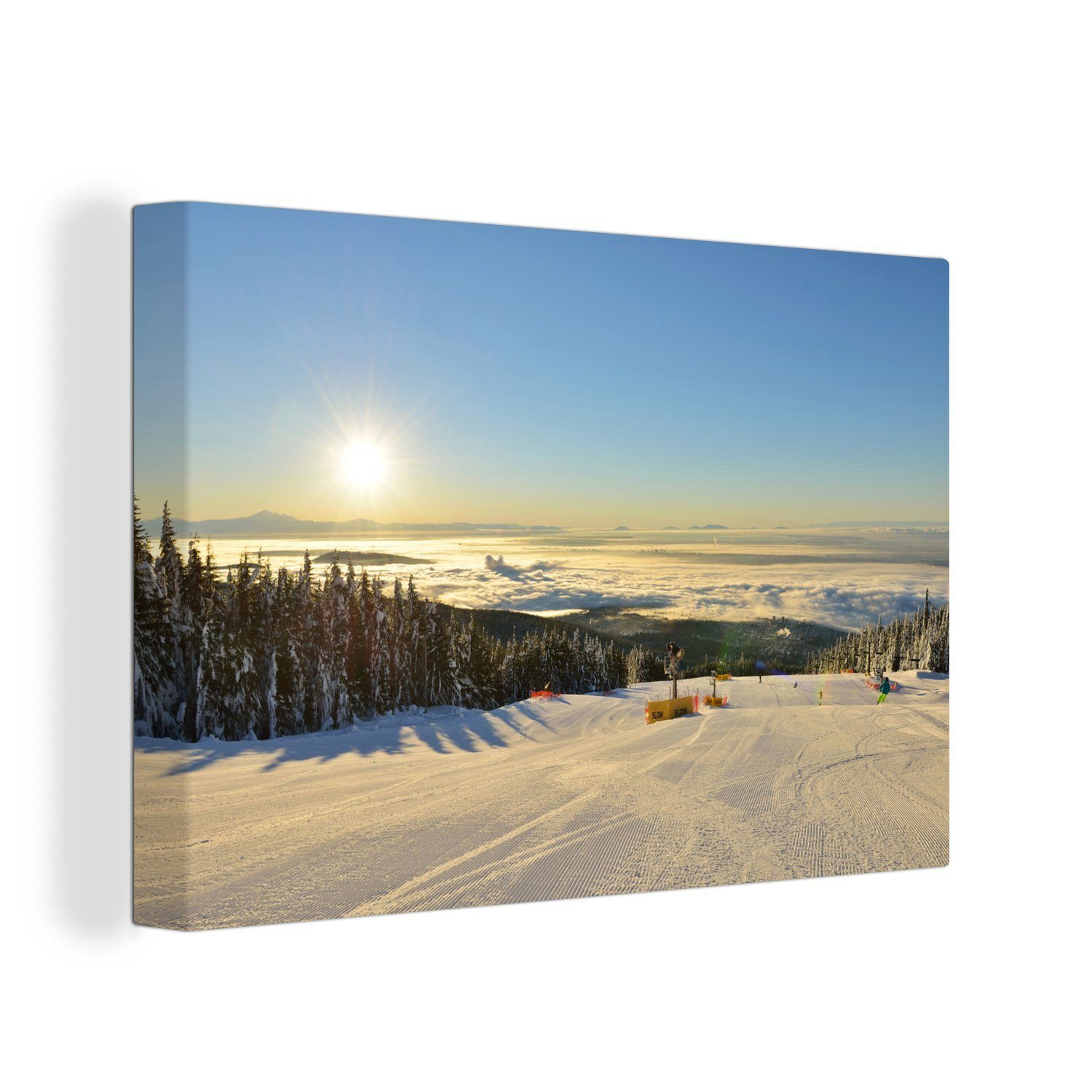 OneMillionCanvasses® Leinwandbild Skiberg am Grouse Mountain mit Nebel über der kanadischen Stadt, (1 St), Wandbild Leinwandbilder, Aufhängefertig, Wanddeko, 30x20 cm