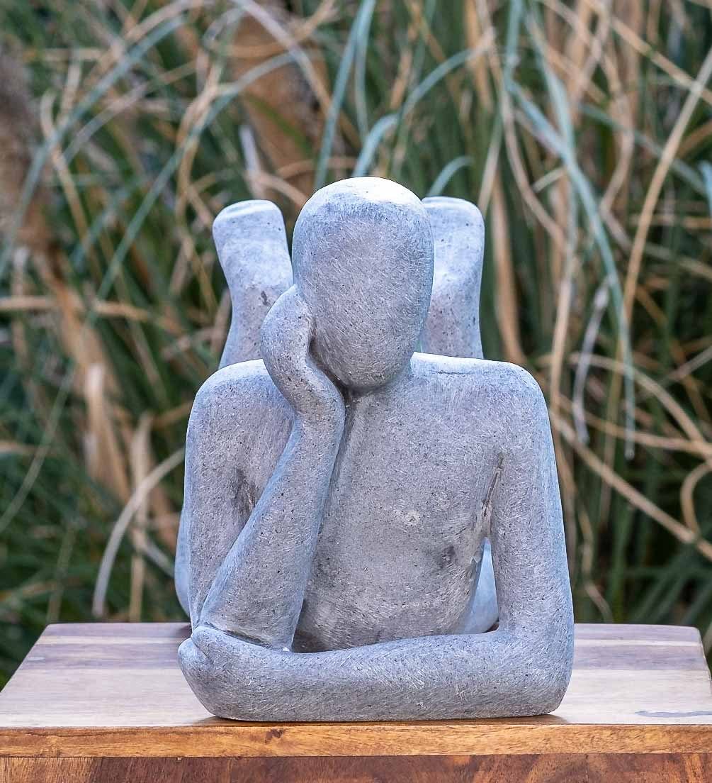 IDYL Dekofigur IDYL Moderne Skulptur Figur Sandsteinguss "Lying Man", Diese  Figuren fallen auf durch ihre Schlichtheit und Eleganz. Die dezent  strukturnierte und matte Oberfläche mit weichen Erscheinungsbild prägen den  Charakter dieser Statuen.