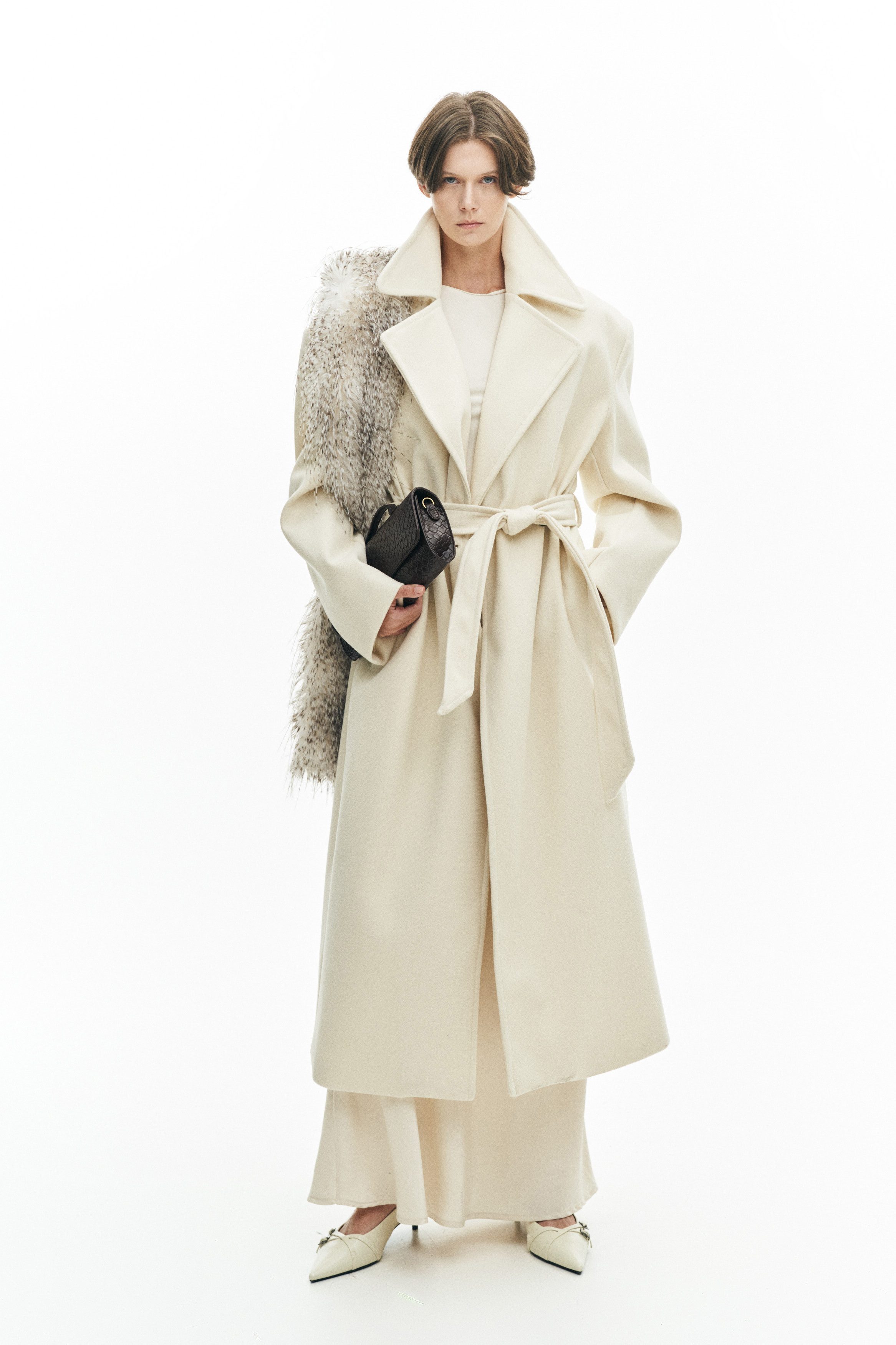 RICANO Wollmantel RICANO Damenmantel „Patrizia“ – Wadenlanger Mantel mit Reverskragen Handgefertigt, mit Bindegürtel und Knopfleiste mit schwarzen Knöpfen