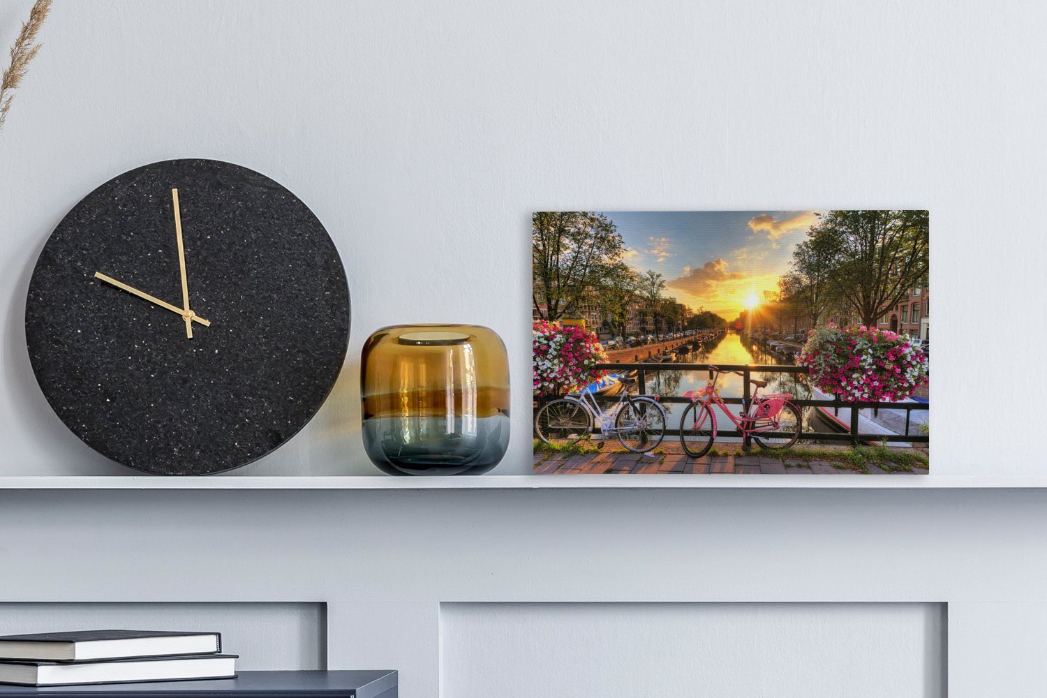 OneMillionCanvasses® Leinwandbild Amsterdam - Blumen - Brücke - Fahrrad - Sonnenuntergang, Fotodruck (1 St), Leinwand Bilder Klein, Wand Dekoration Aesthetic 30x20 cm