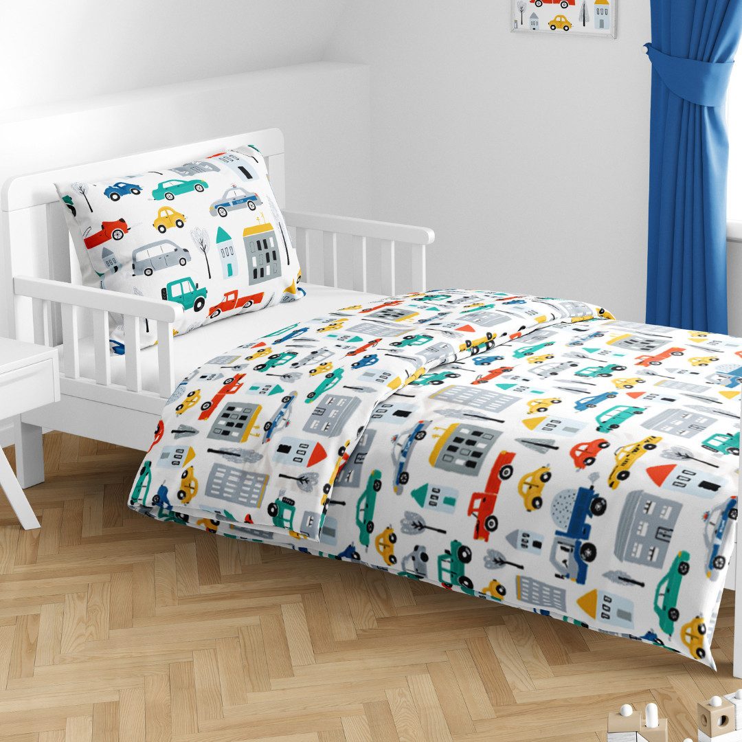 MTOnlinehandel Babybettwäsche Fahrzeuge 135x100 + 60x40 cm, Renforcé, Auto Motiv, 100% Baumwolle, 2 teilig, Liebevolles Muster – weich, hautfreundlich und pflegeleicht