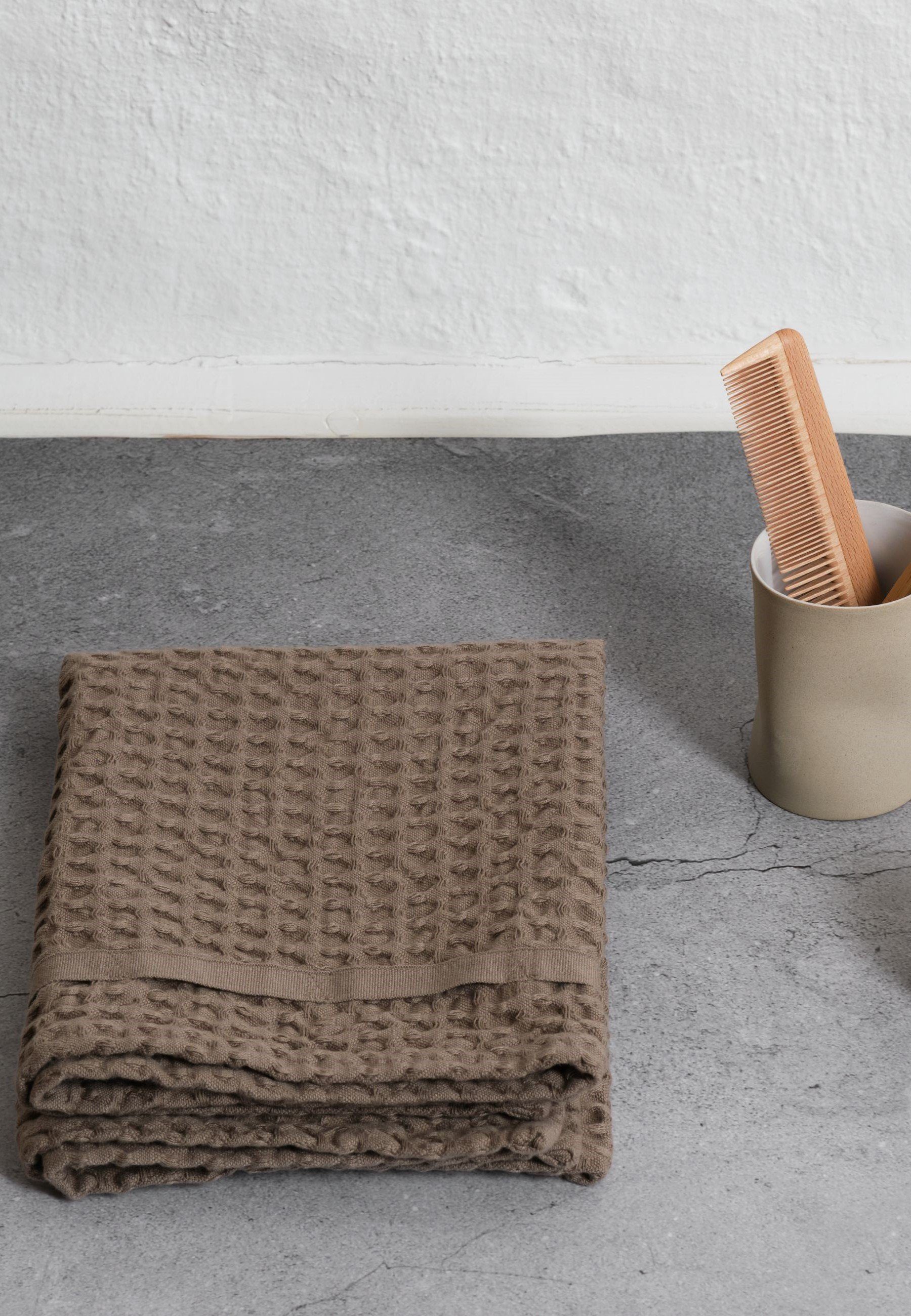 The Organic Company Handtuch Big Waffle Hand Towel, Waffelpique, GOTS zertifizierte Bio-Baumwolle Clay - betongrau