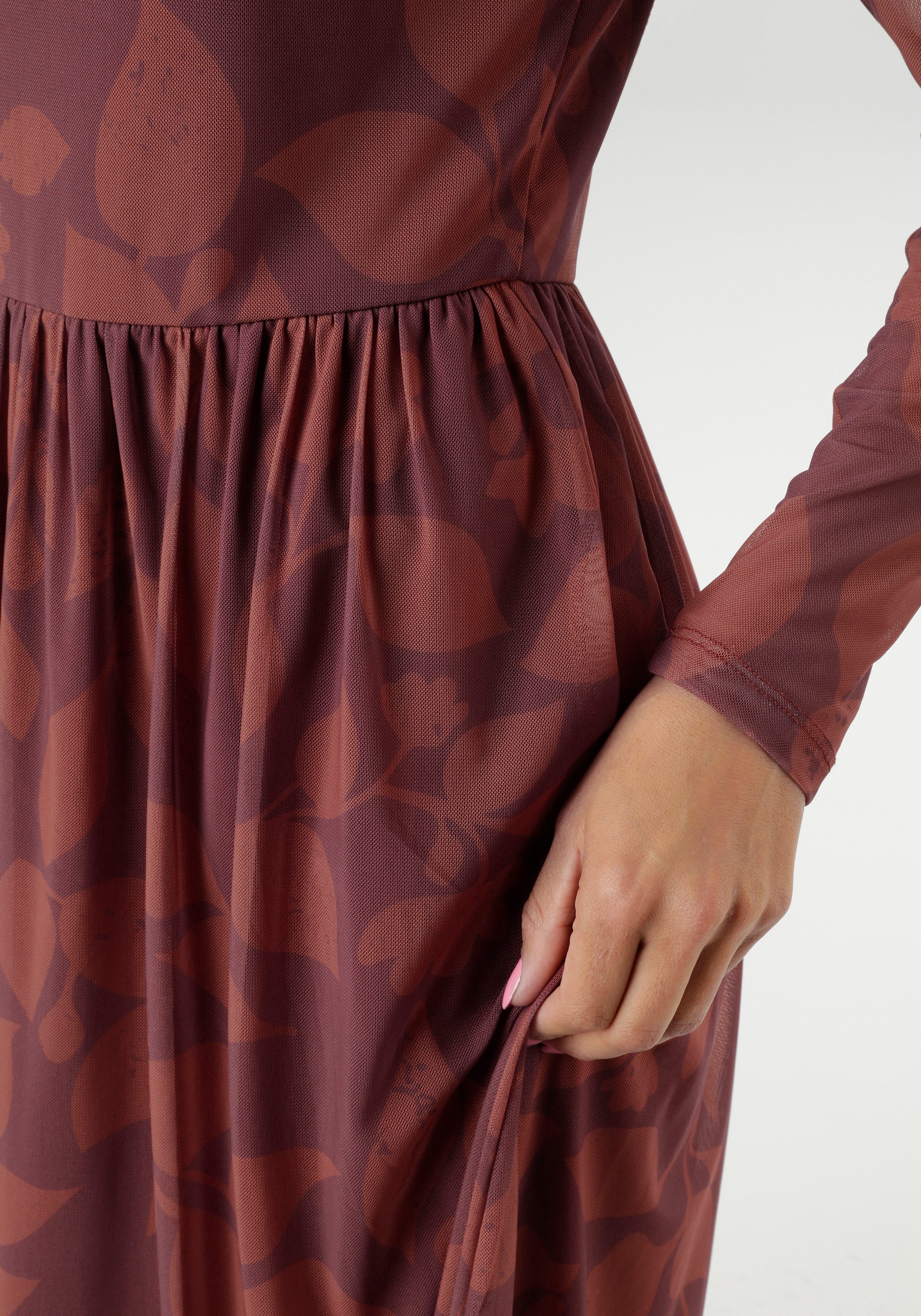 Aniston SELECTED Midikleid mit floraler, fantasievoller Blättermuster