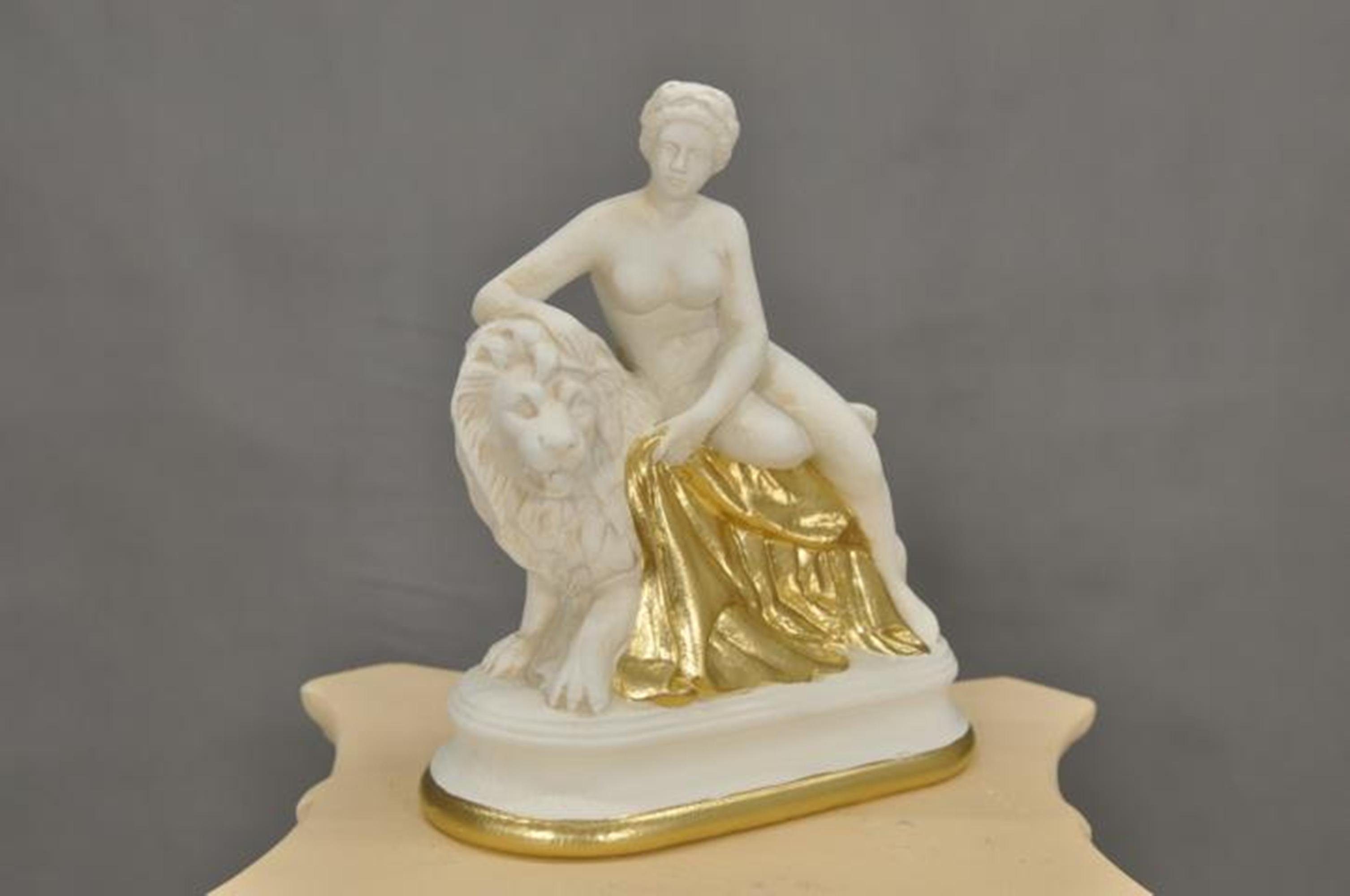 PG0020 Statue Frau JVmoebel Stil Skulptur Skulptur mit Figur Antik Löwen Design Figuren
