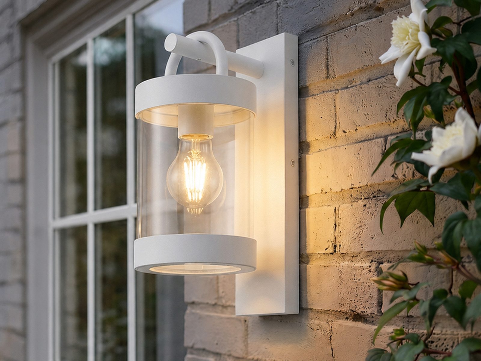 TRIO Leuchten Außen-Wandleuchte Landhausstil Laterne hängend, Höhe 33cm, LED wechselbar, Warmweiß, Landhaus-Stil Wand Außenleuchte zur Fassadenbeleuchtung, inkl. E27 LED