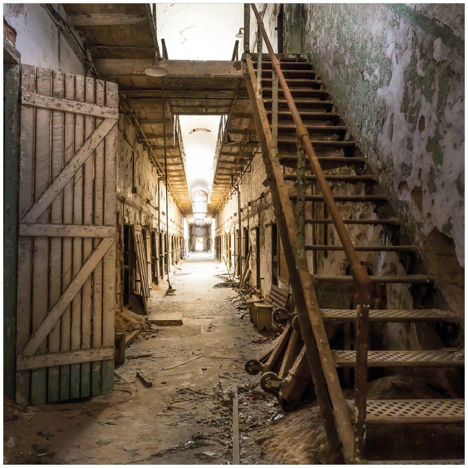 Wallario Memoboard Leuchtender Gang in altem verlassenen Gefängnis