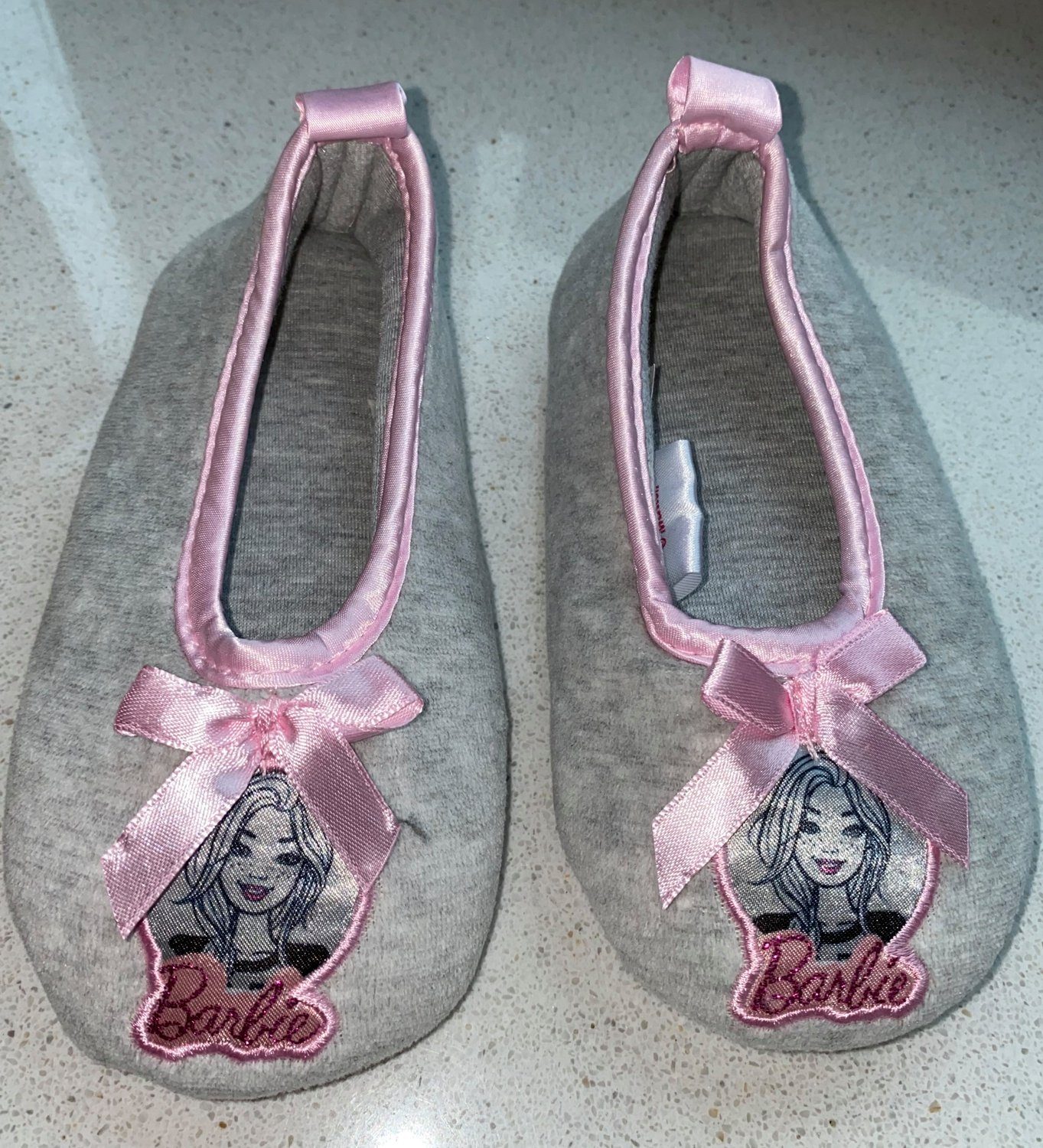 BARBIE Hausschuhe grau rosa Mädchenschuhe Slipper Pantoffeln Kinderschuhe für Kita Schule weich + warm Ballett Stil Gr.21 22 23 24 25 26 Hausschuh – Bild 2 von 3