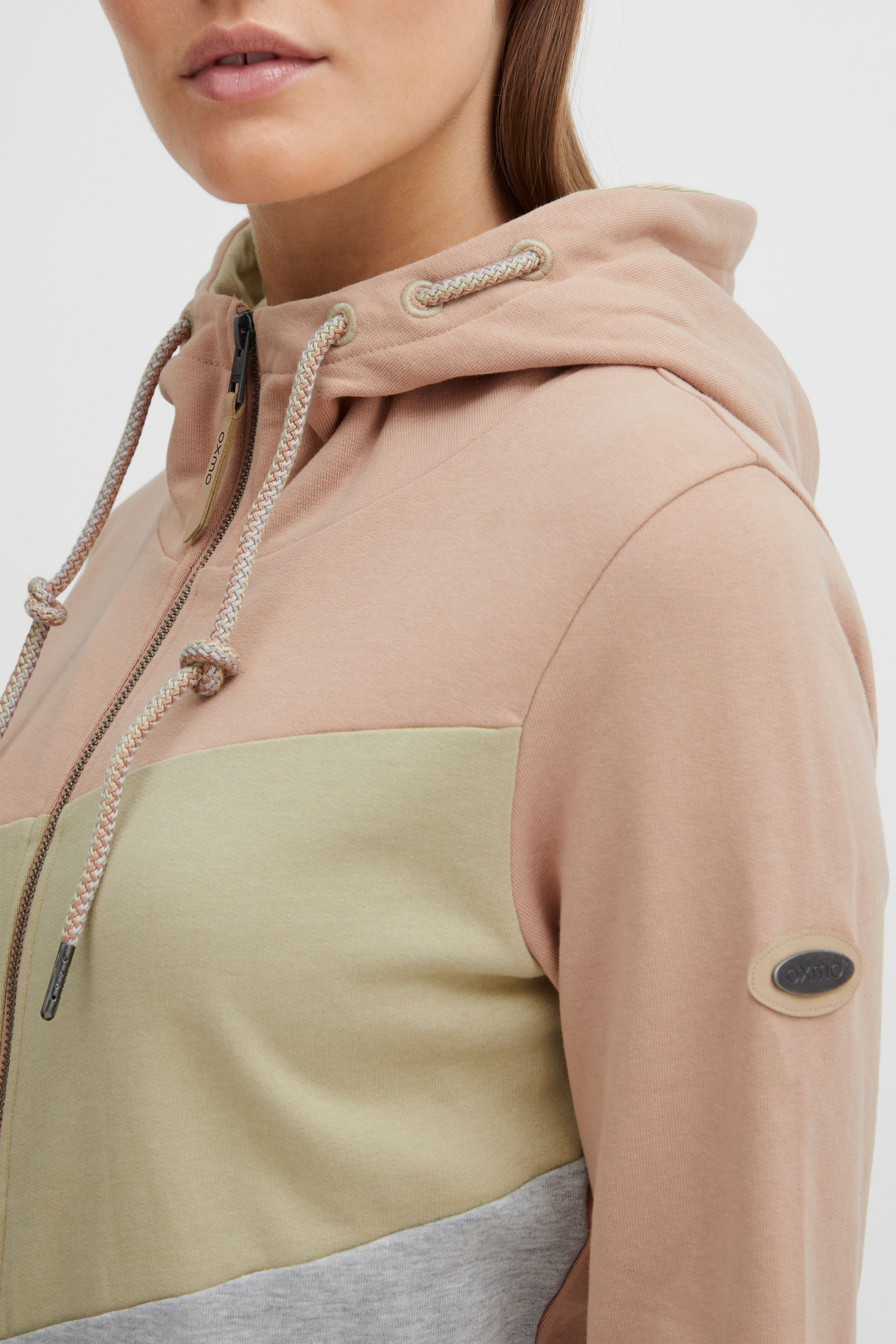 OXMO Kapuzensweatjacke OXAggi Sportliche Hoodie Sweatjacke mit zahlreichen Details