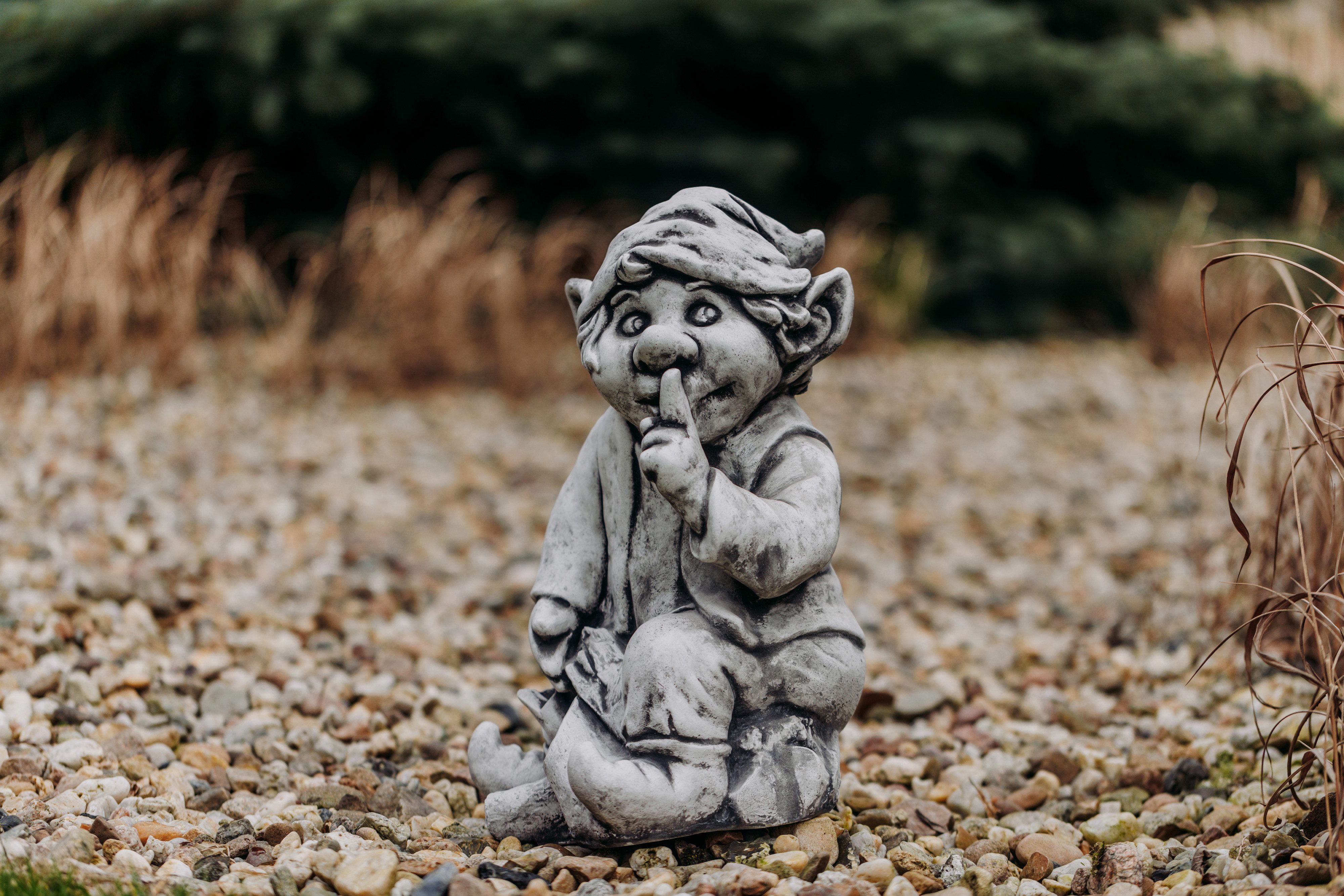 gartendekoparadies.de Gartenfigur Gnom mit Geheimnisse, Steinfigur Wichtel, H. 38 cm, 25 kg, Frostsicher