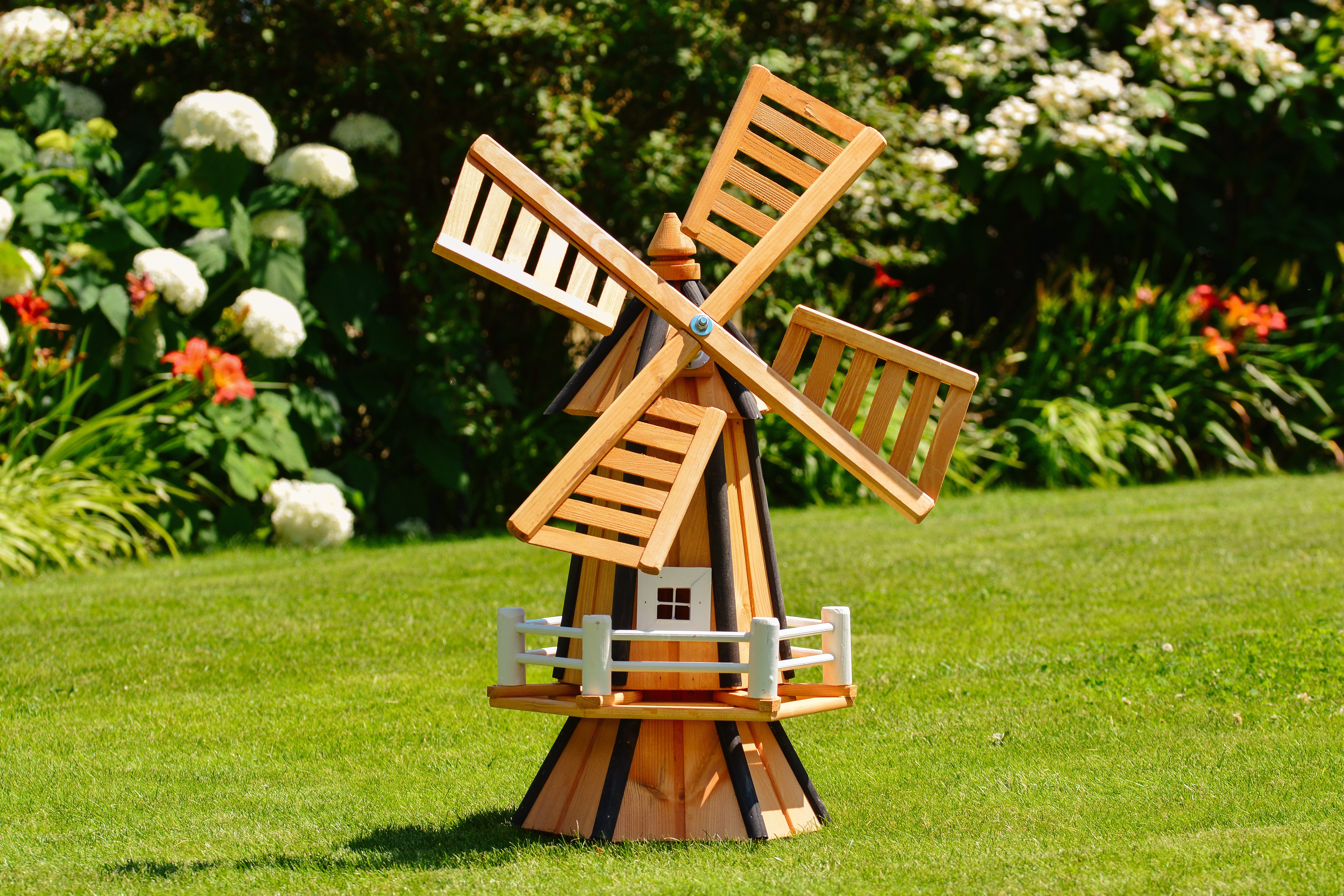 DSH DEKO SHOP HANNUSCH Gartenfigur Kleine Holzwindmühle – Höhe 77 cm