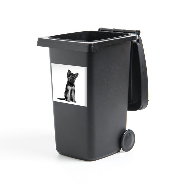 MuchoWow Wandsticker Sitzender Deutscher Schäferhund - schwarz und weiß (1 St) Mülleimer-aufkleber Mülltonne Sticker Container Abfalbehälter
