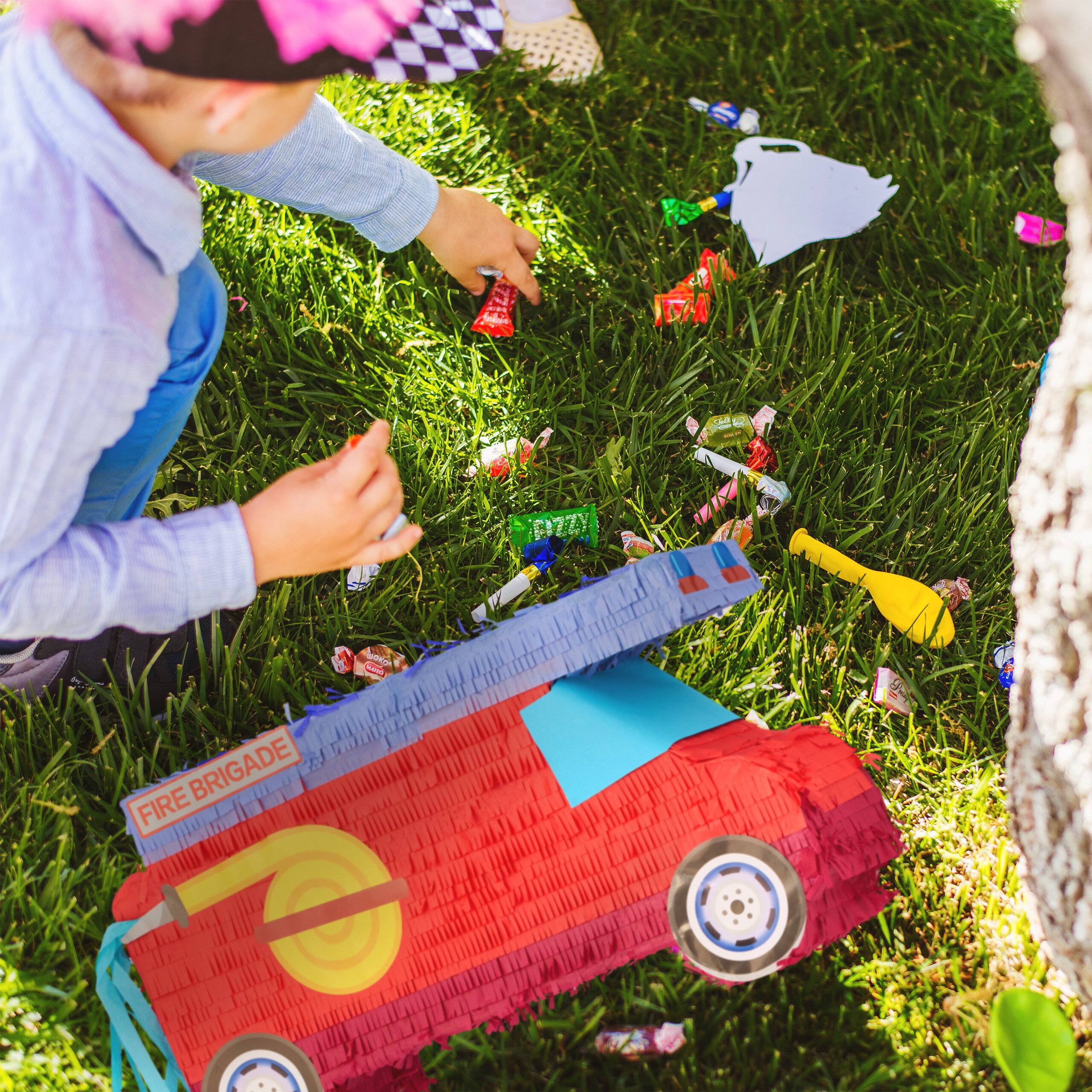 relaxdays Pinata Feuerwehrauto mit Stab und Maske