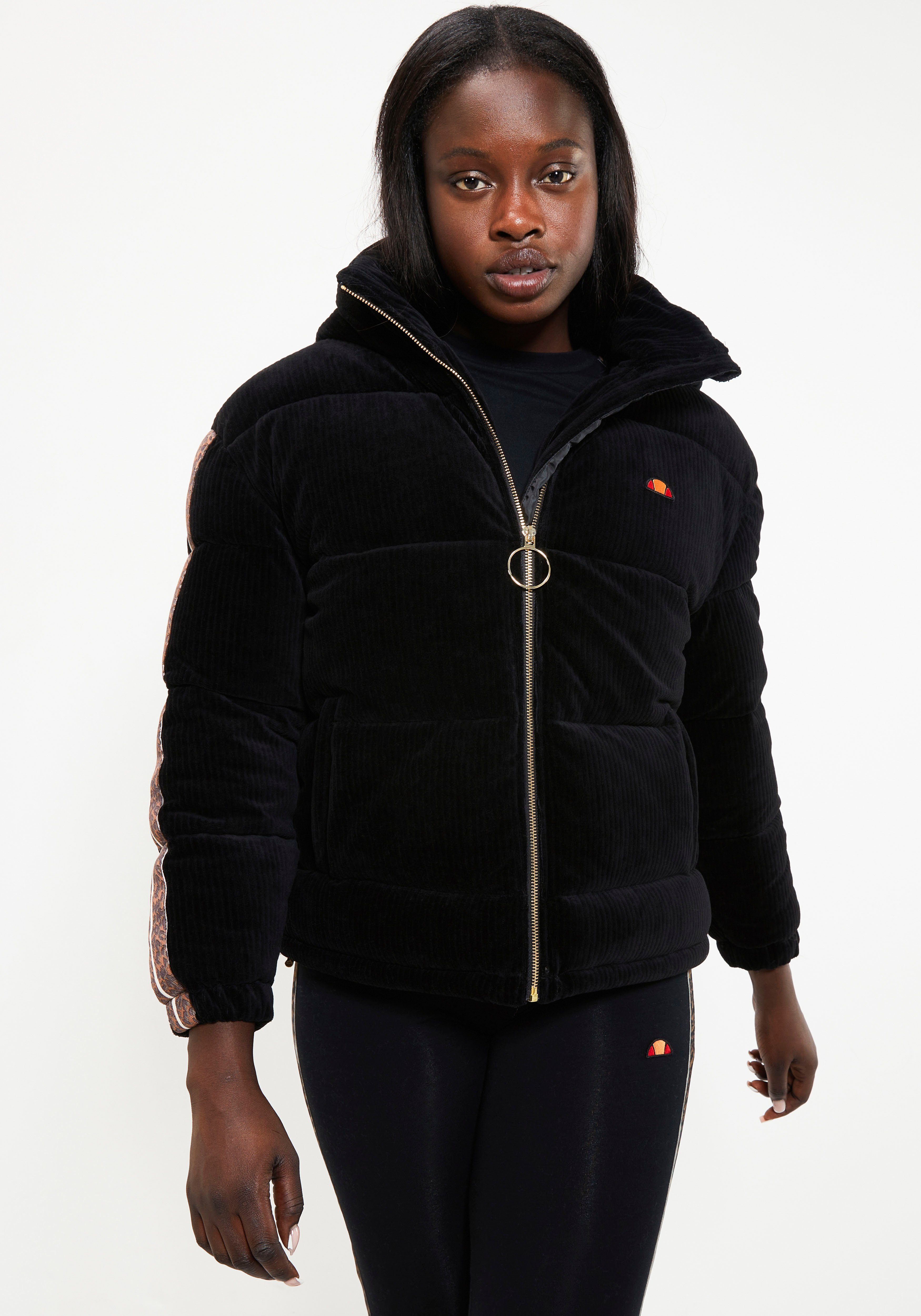 Ellesse Outdoorjacke, Große Kapuze und Stehkragen für zusätzlichen Schutz