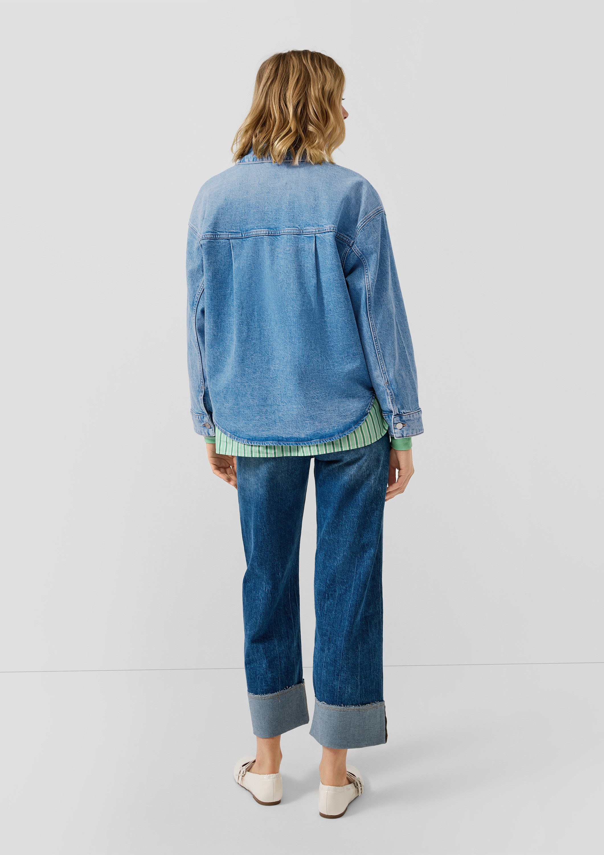 s.Oliver Hemdjacke Indoor-Jacke Oversized Denim-Jacke mit Hemdkragen und Brusttasche