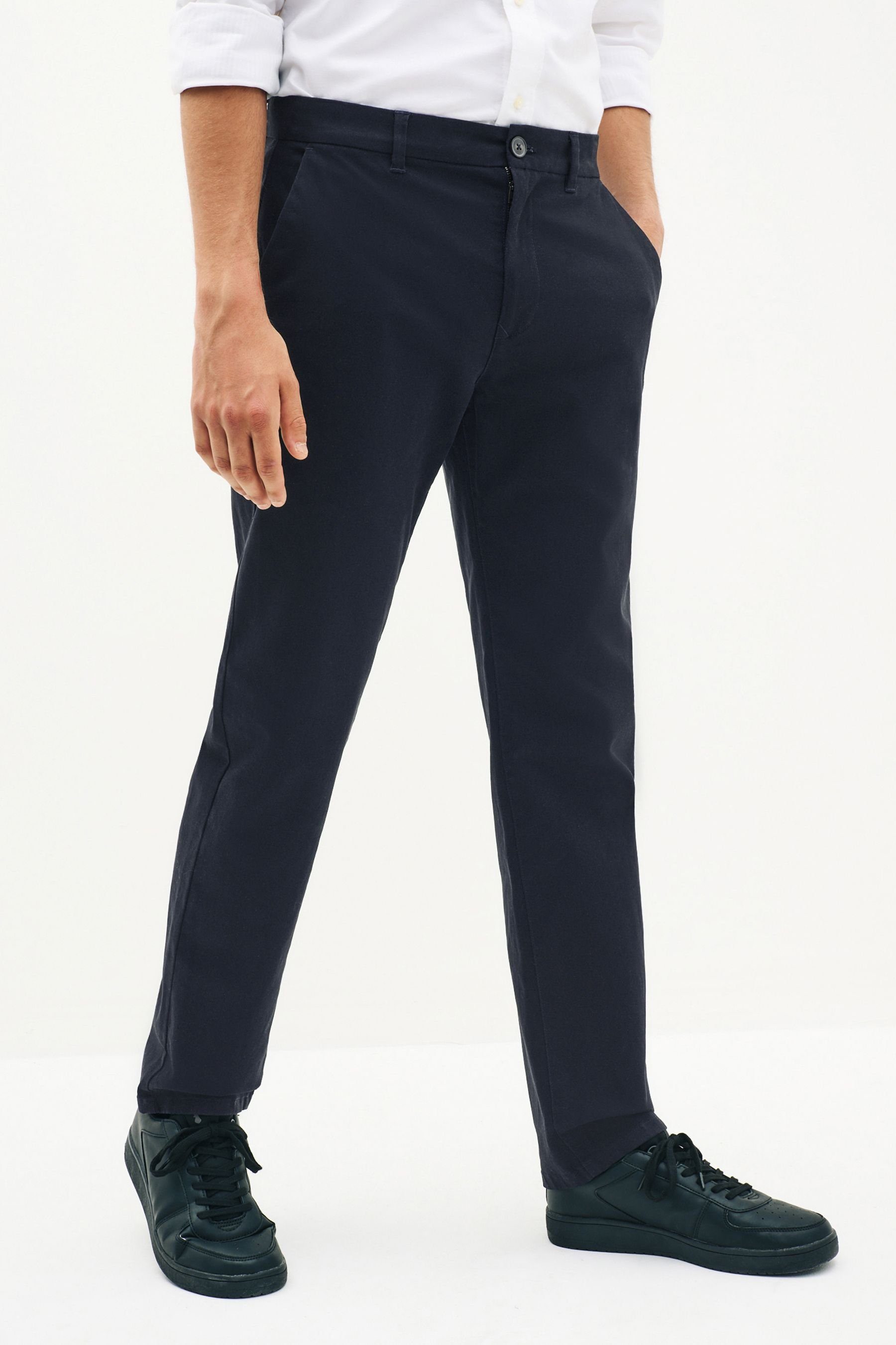 Chinohose (1-tlg) Blue Relaxed Next Fit Navy Stretch-Chinohose