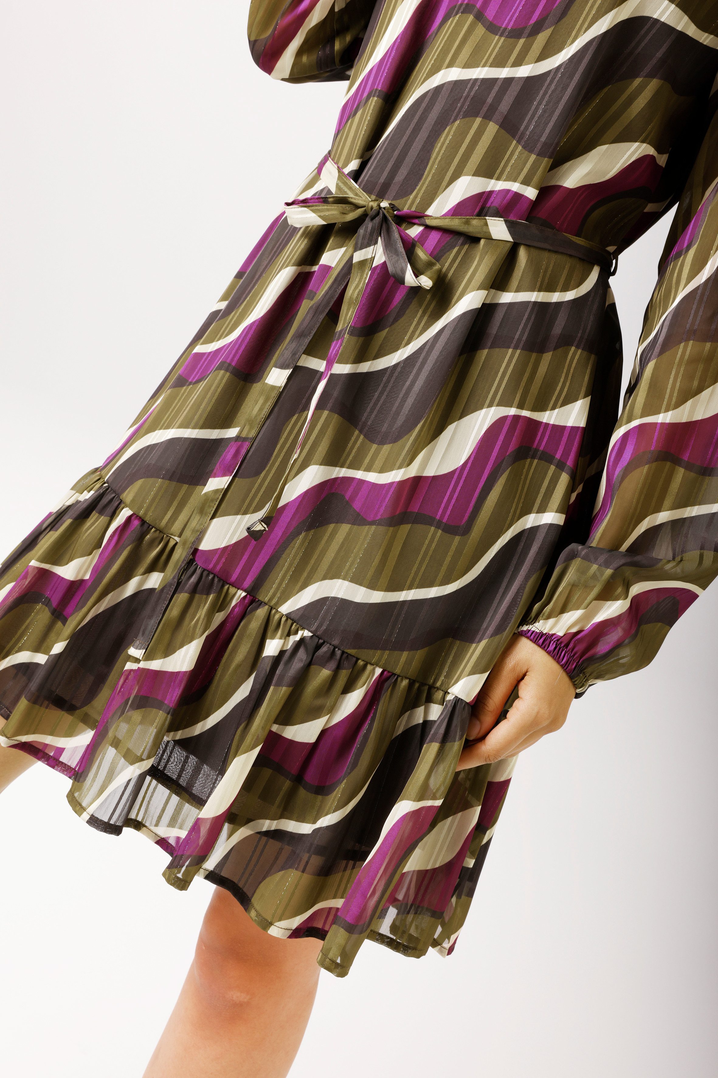 Aniston CASUAL Blusenkleid (mit abnehmbarem Bindegürtel) mit goldfarbenen Glanzfäden im grafischen Druck - NEUE KOLLEKTION – Bild 4 von 5