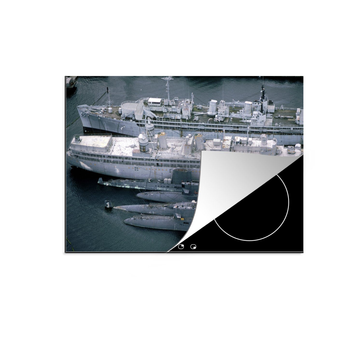 MuchoWow Herdblende-/Abdeckplatte Ein Marineschiff mit einigen U-Booten, Vinyl, (1 tlg), 70x52 cm, Mobile Arbeitsfläche nutzbar, Ceranfeldabdeckung