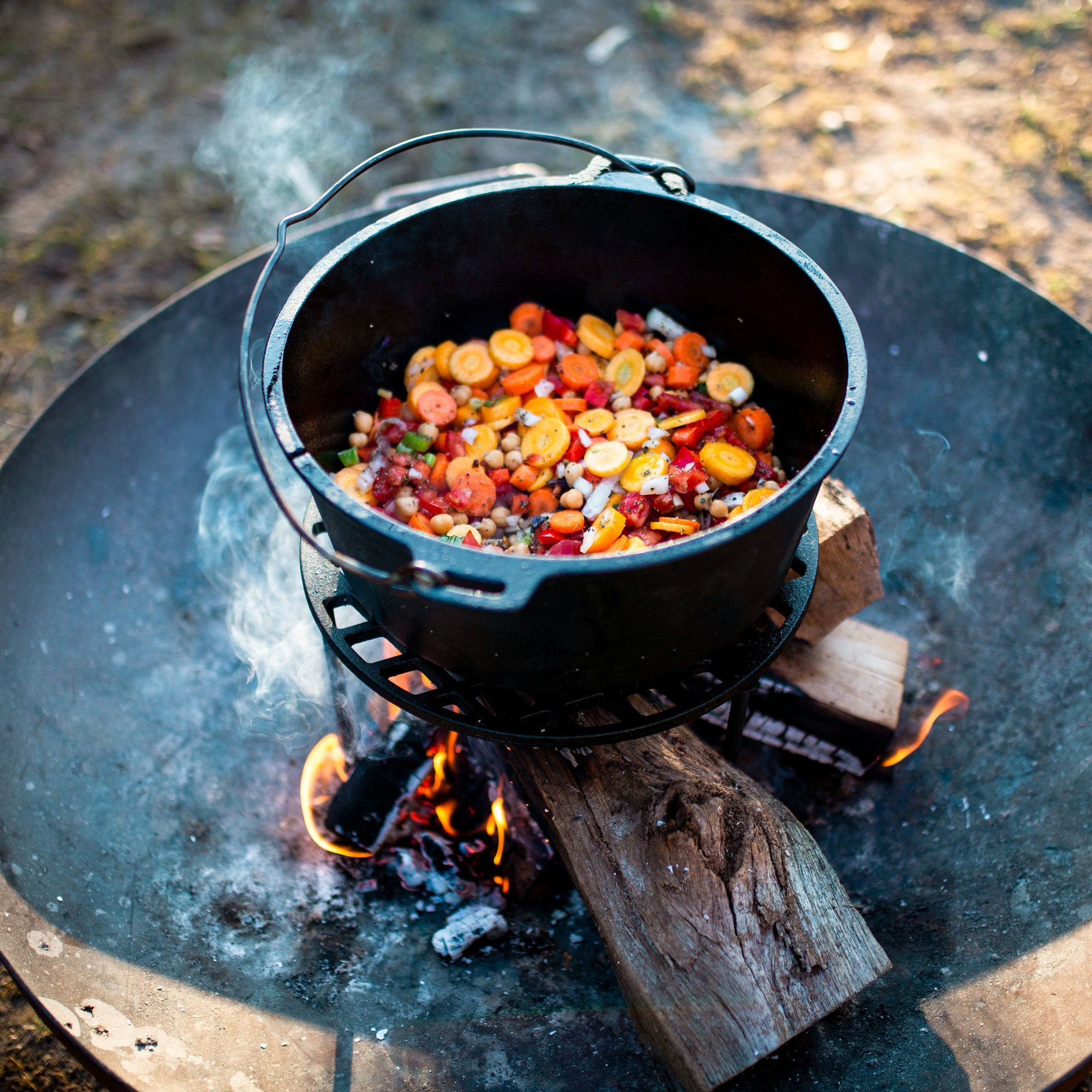 BBQ-Toro Grillrost Gusseisen Ø 30 cm mit 3 Beinen, rundes + eingebranntes Grillgitter