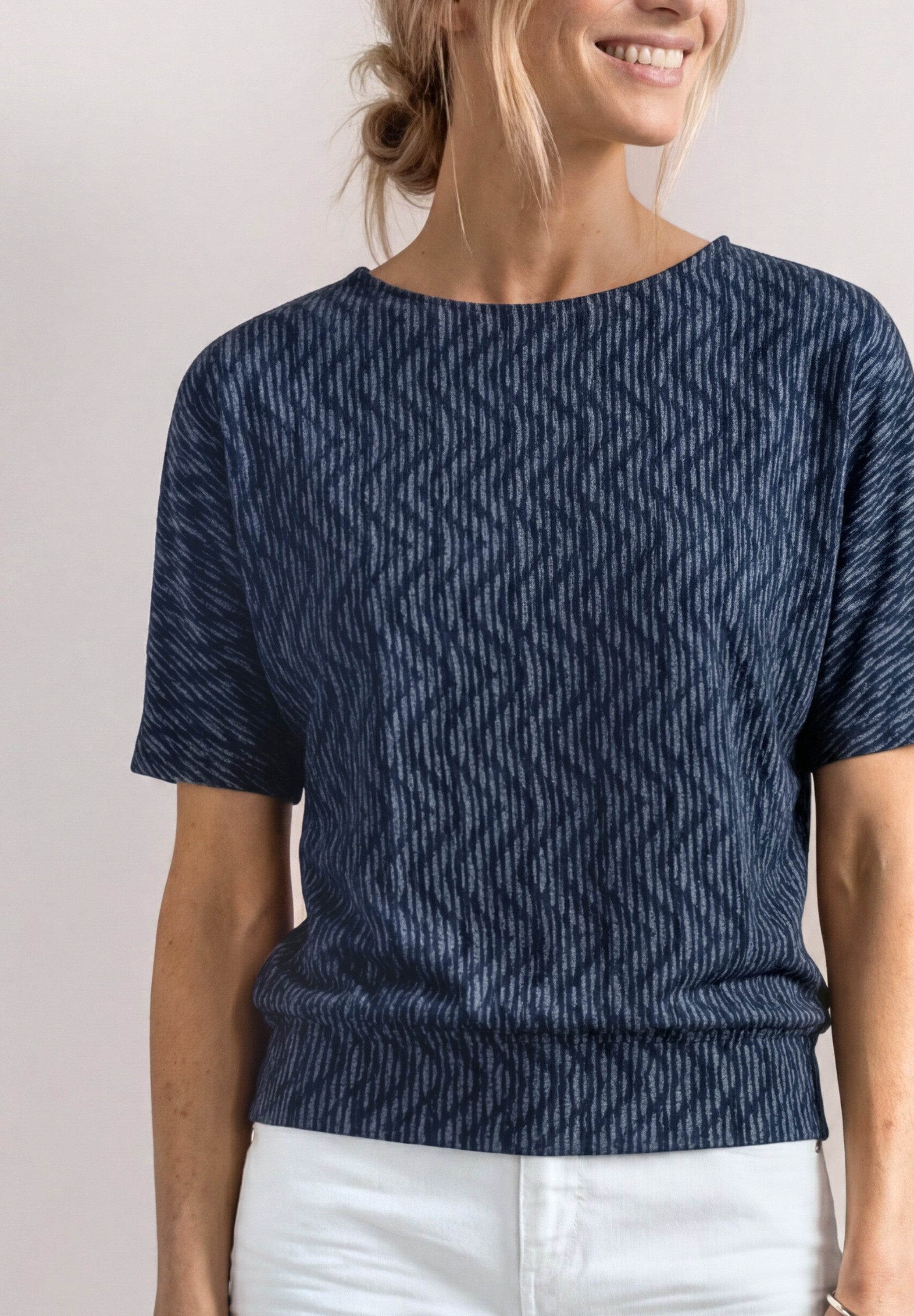 STREET ONE Rundhalsshirt Sommershirt mit ALlover-Muster und U-Boot-Ausschnitt