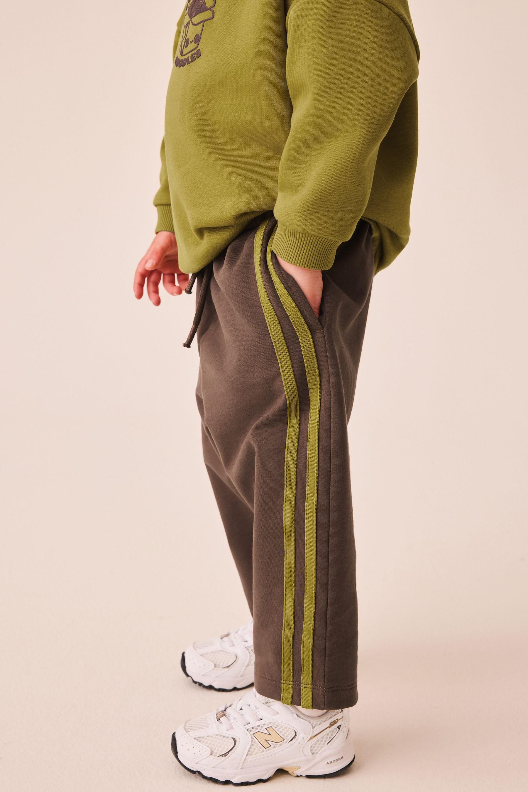 Next Sweatanzug Rundhals-Sweatshirt mit Print und Jogginghose (2-tlg) – Bild 4 von 5