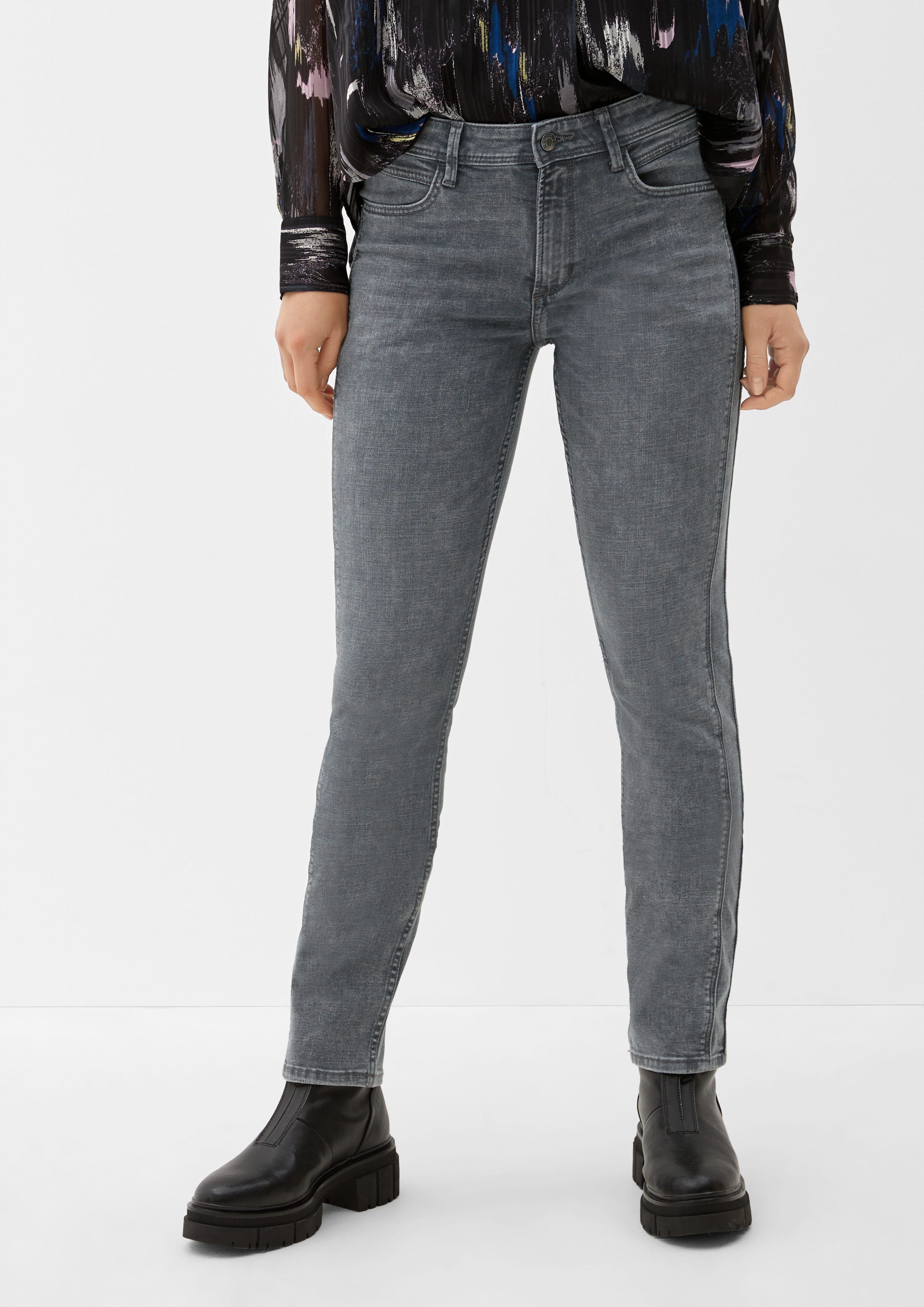 s.Oliver 5-Pocket-Jeans Jeans Betsy / Slim Fit / Mid Rise / Slim Leg Waschung, Leder-Patch, Ziernaht schiefergrau