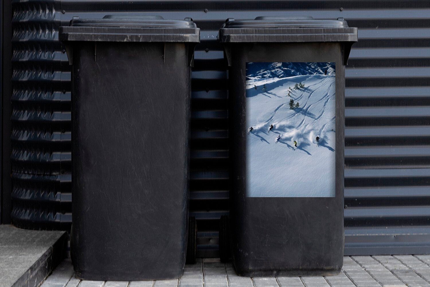 (1 durch Valley Gruppe Mülleimer-aufkleber, von USA Container, in fährt Wandsticker Mülltonne, St), Sticker, MuchoWow den Abfalbehälter Sun Skiern Eine Menschen auf