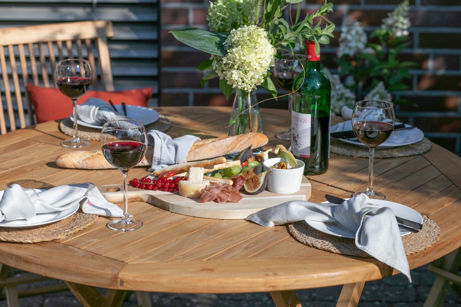 deVries Gartentisch deVries Teakholz-Gartentisch Woodie - ø 120 cm, massives Teakholz - rustikaler Charakter