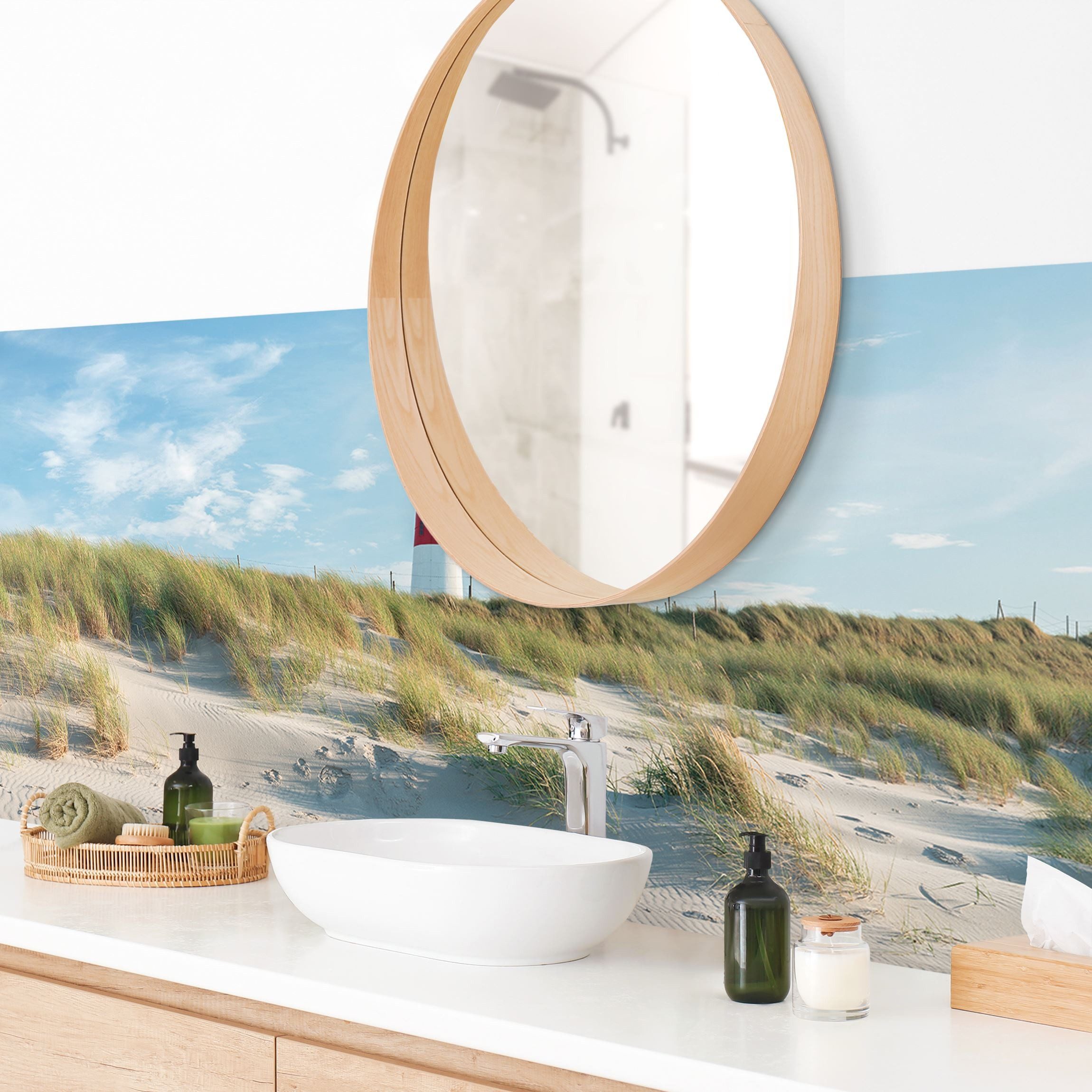 Bilderdepot24 Badrückwand blau fugenlose Wandverkleidung Bad mit Motiv, (Hartfolie matt » Selbstklebend SMART 0,35 mm), wasserfestes Wandpaneel Leuchtturm an der Nordsee