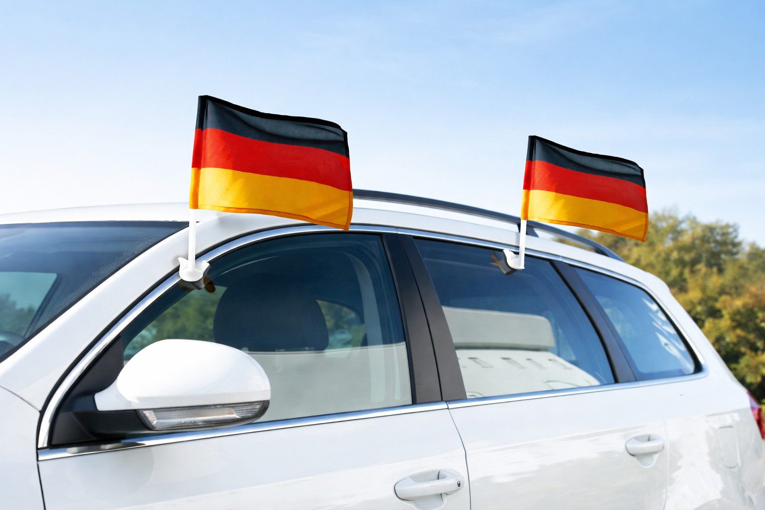 Beta Service GmbH Fahne Deluxe Autofahne Deutschland 2er Set 48cm, 2er Set für doppelten Fan-Spaß