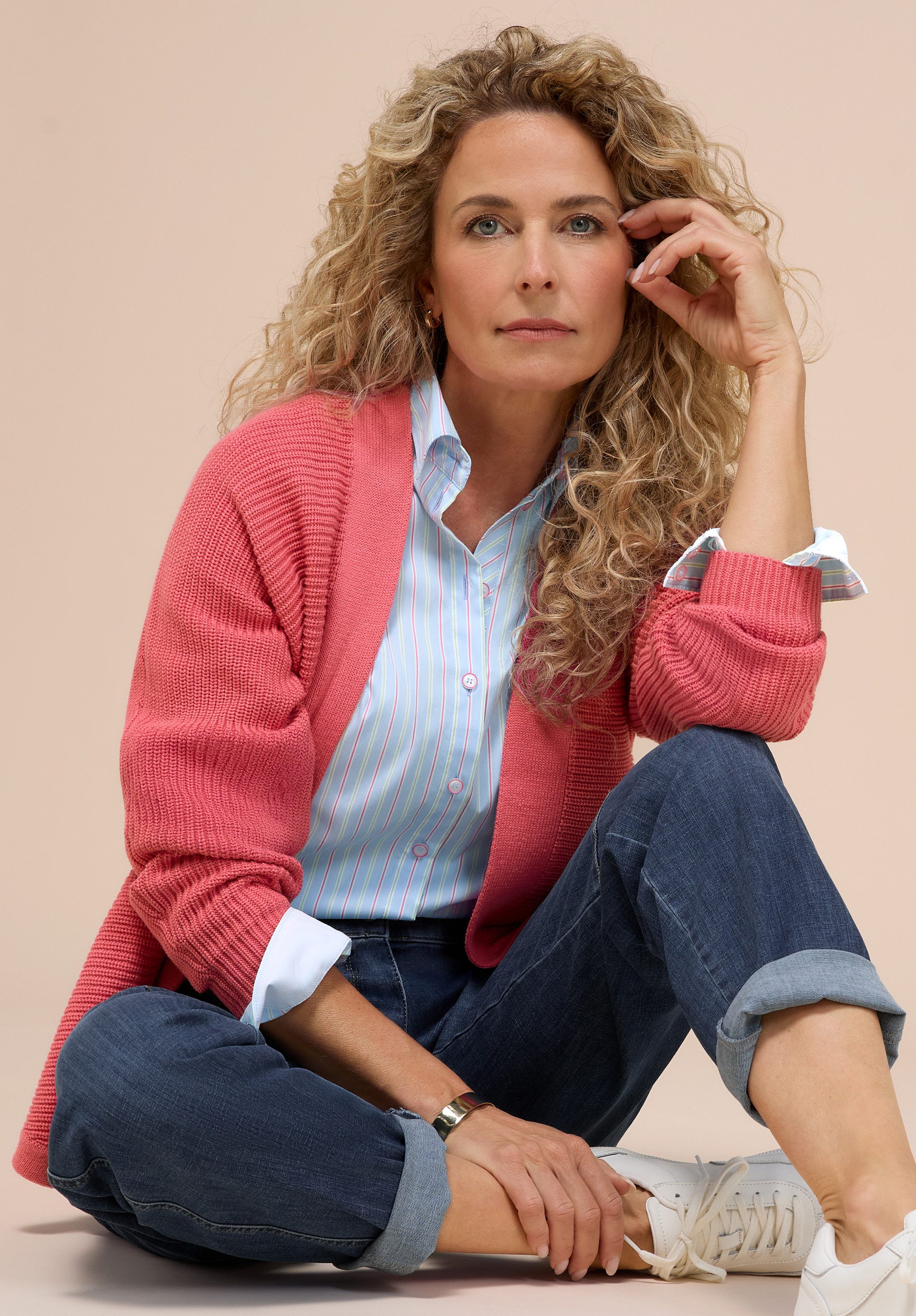 bianca Strickjacke OTIS in quer gestricktem Feinpatent, mit langem V-Neck