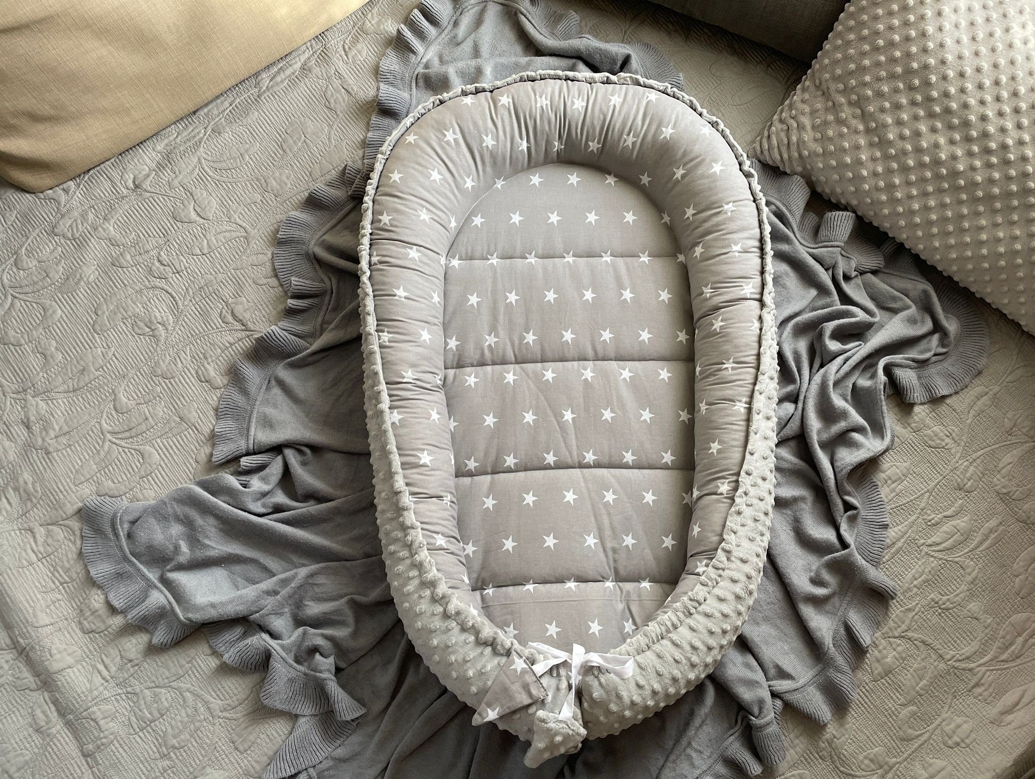 Loolay Bettnestchen MINKY/ Baumwolle BABYNEST Babykokon Geschenk Babyausstattung SETS, (MUSTER: Sterne GRAU/ MINKY Grau; SOLO oder im SETS, 1-tlg., PREMIUM BABYGESCHENK Neugeborene Nestchen, Babynestchen, Reisebett), LOOLAY® - 100% Europäische Stoffe und Kleinserien-Nähen!