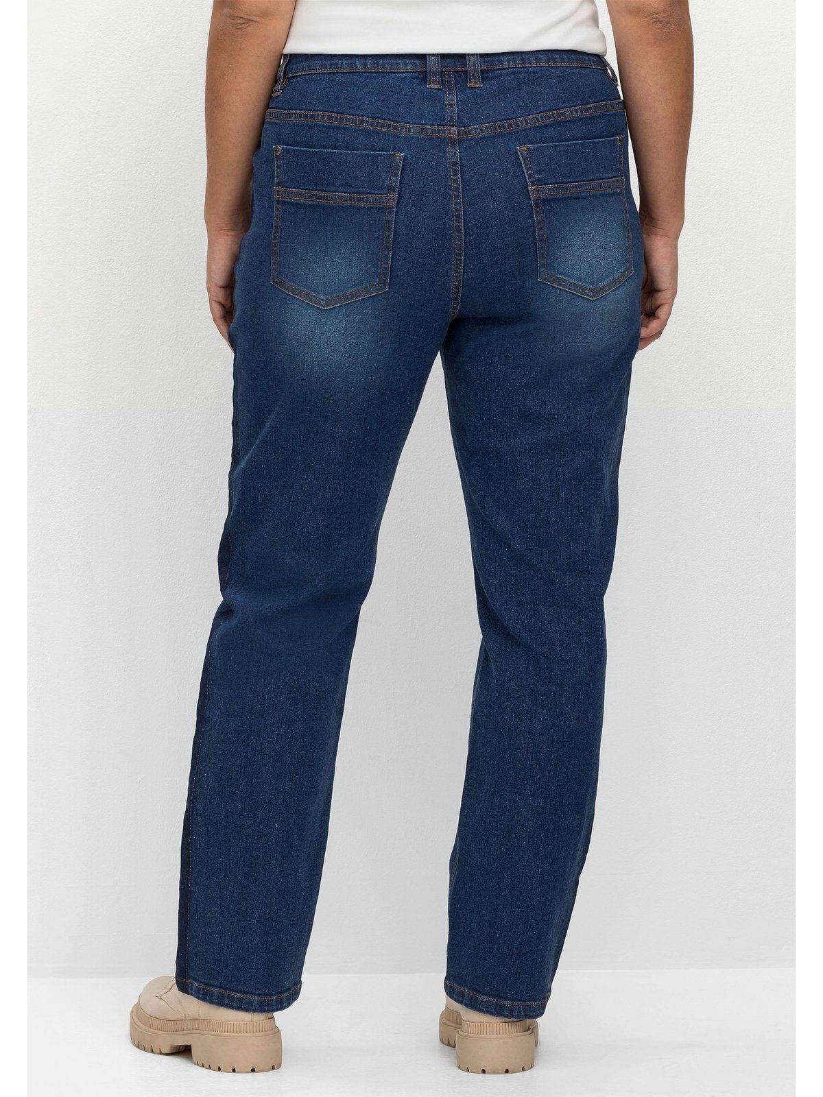 Sheego Gerade Jeans Große Größen in dunkler sehr PIA für Oberschenkel, Gerade Beinform, Galonstreifen kräftige Waschung