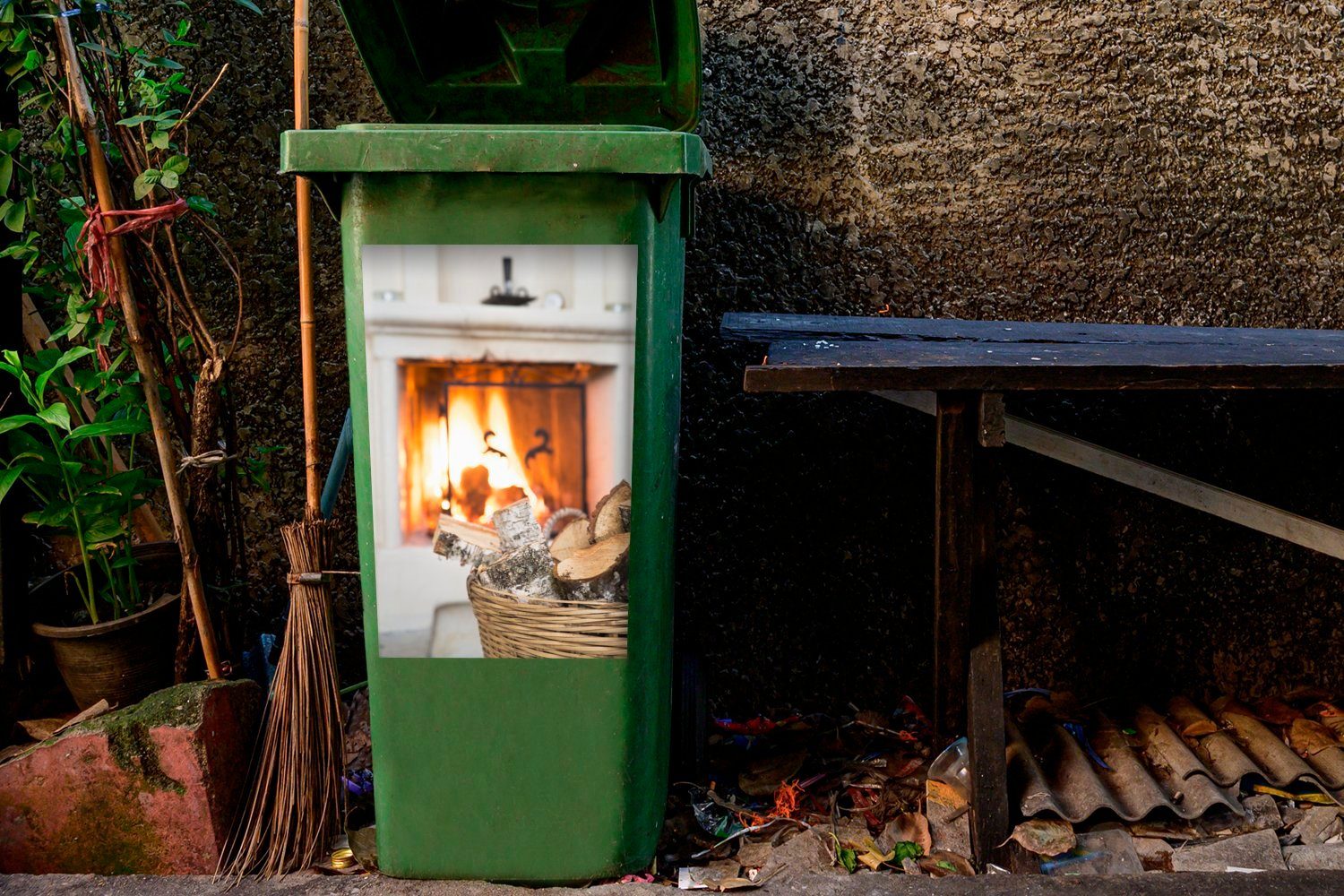 MuchoWow Wandsticker Feuerstelle hinter einem mit Abfalbehälter Container, Korb Sticker, Mülleimer-aufkleber, Mülltonne, St), Holz (1