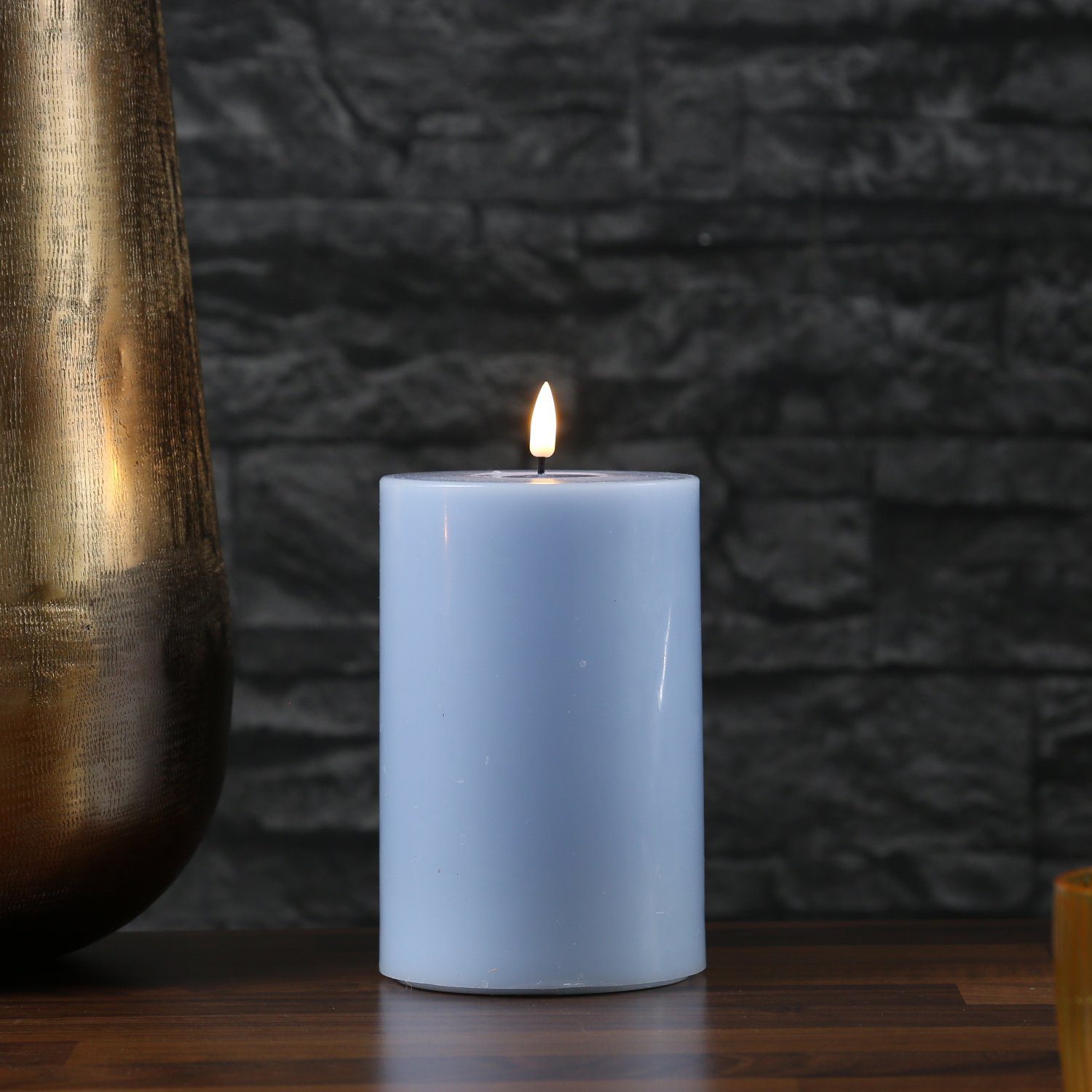 Deluxe Homeart LED-Kerze Mia Deluxe Echtwachs Wachsspiegel flackernd H: 15cm D: 10cm hellblau, LED Classic, warmweiß (2100K bis 3000K)