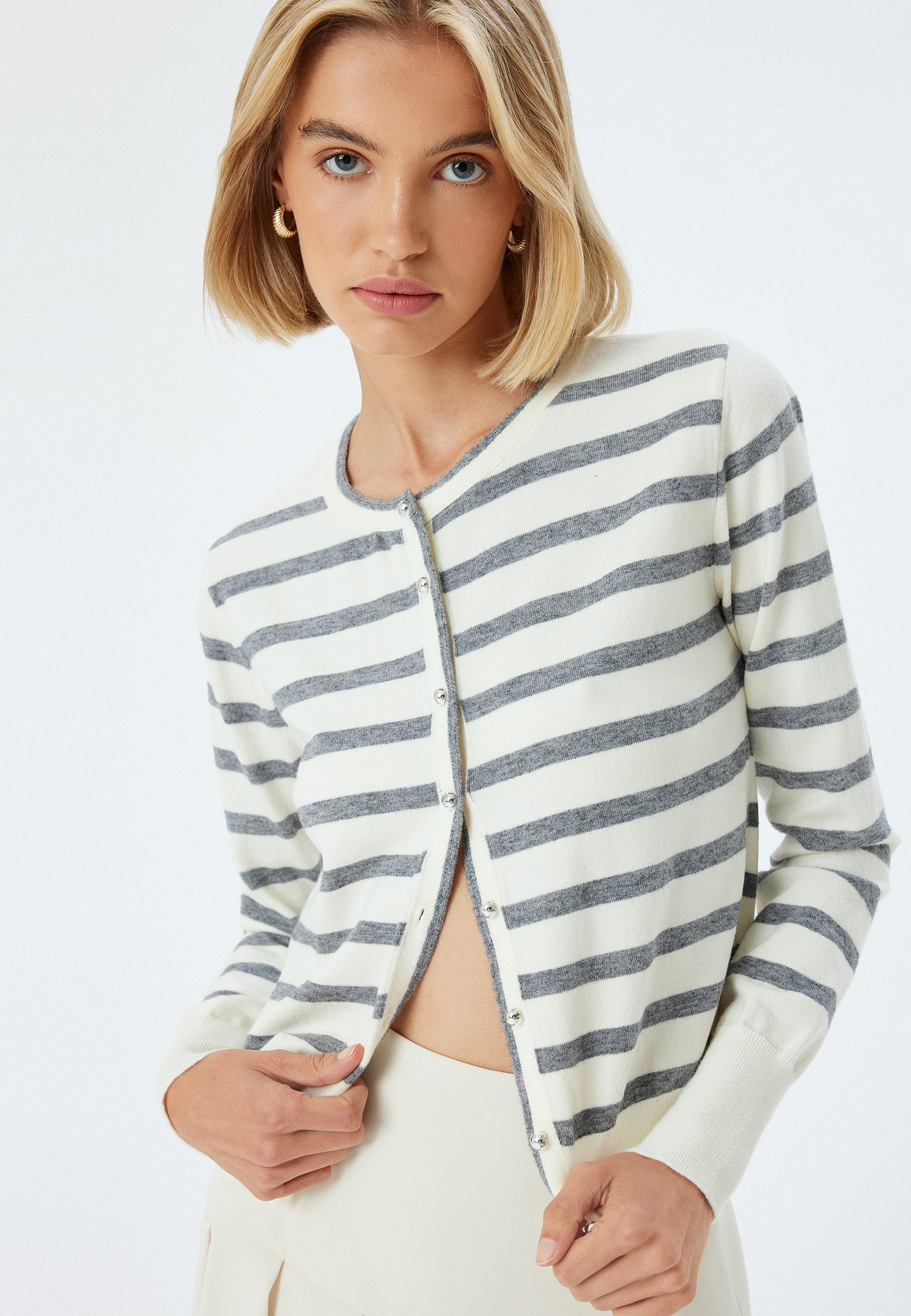 Koton Cardigan Rundhalsausschnitt Mit Knöpfen