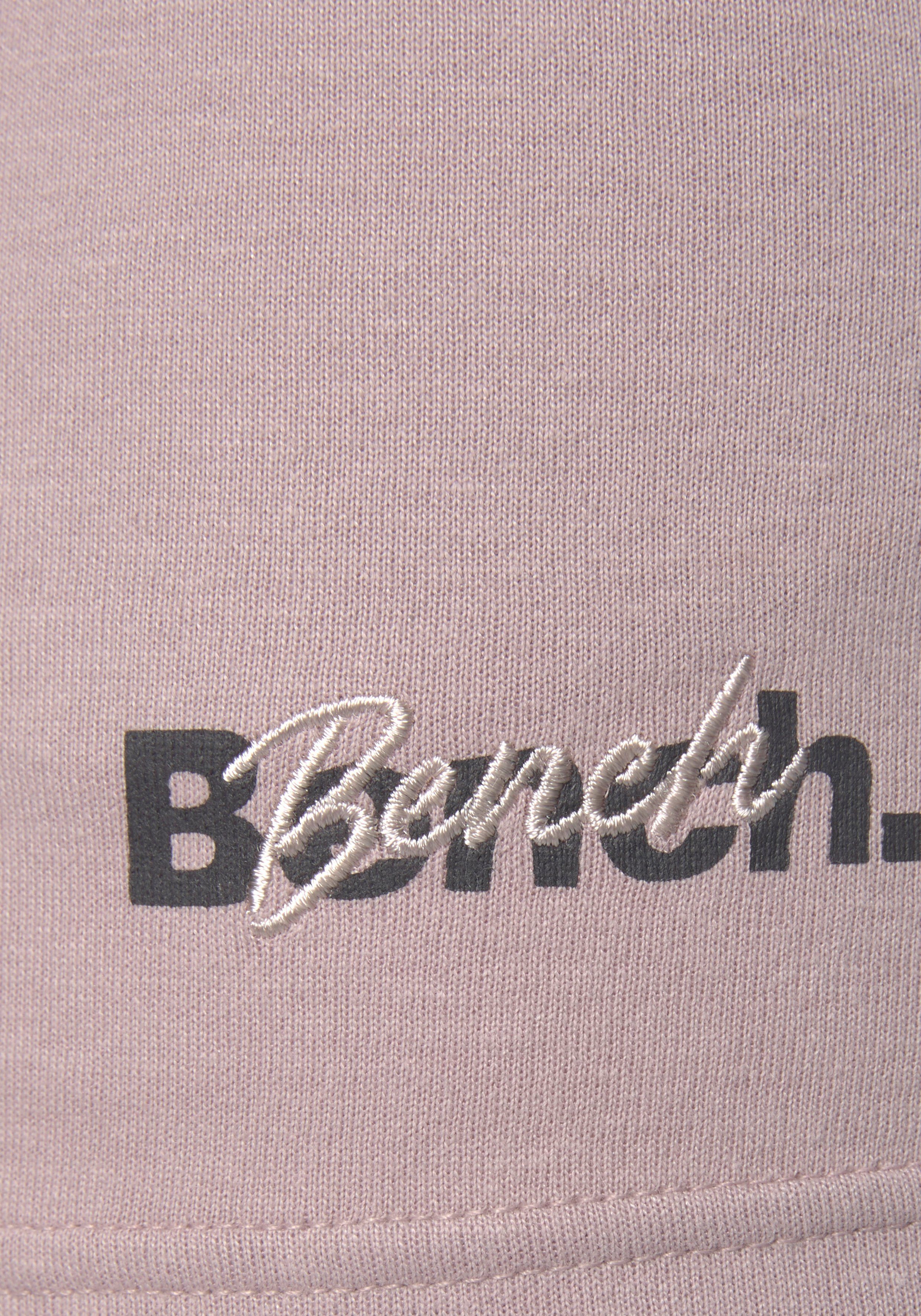 mit Loungewear Logodruck Bench. Shorts und rauchrosa Stickerei