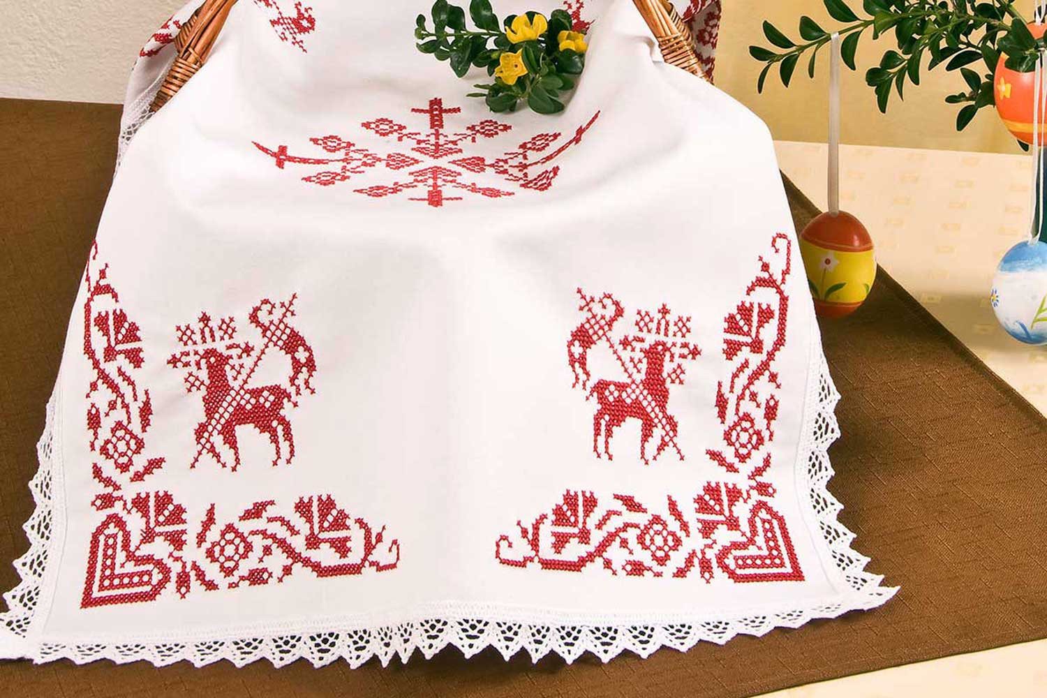 Hofer Kreativset Weihkorbdecke „Lamm“ 44x60cm – Stickgrundlage mit Aida-Feld & Spitze, (embroidery kit by Marussia)