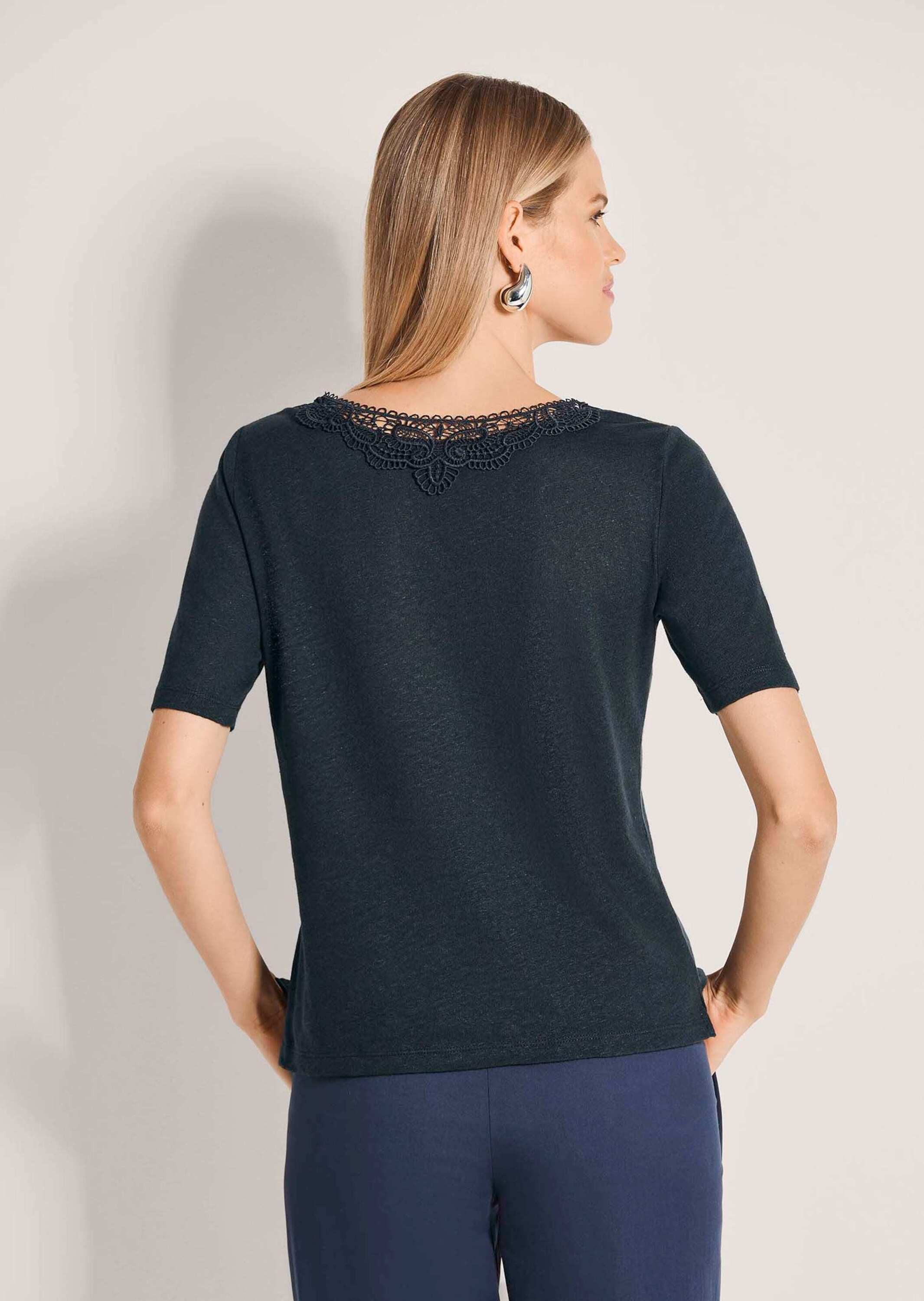 MADELEINE Kurzarmshirt Kurzarm Leinen-Shirt mit Spitzenbesatz Uni-Design mit dekorativem V-Ausschnitt vorne und hinten